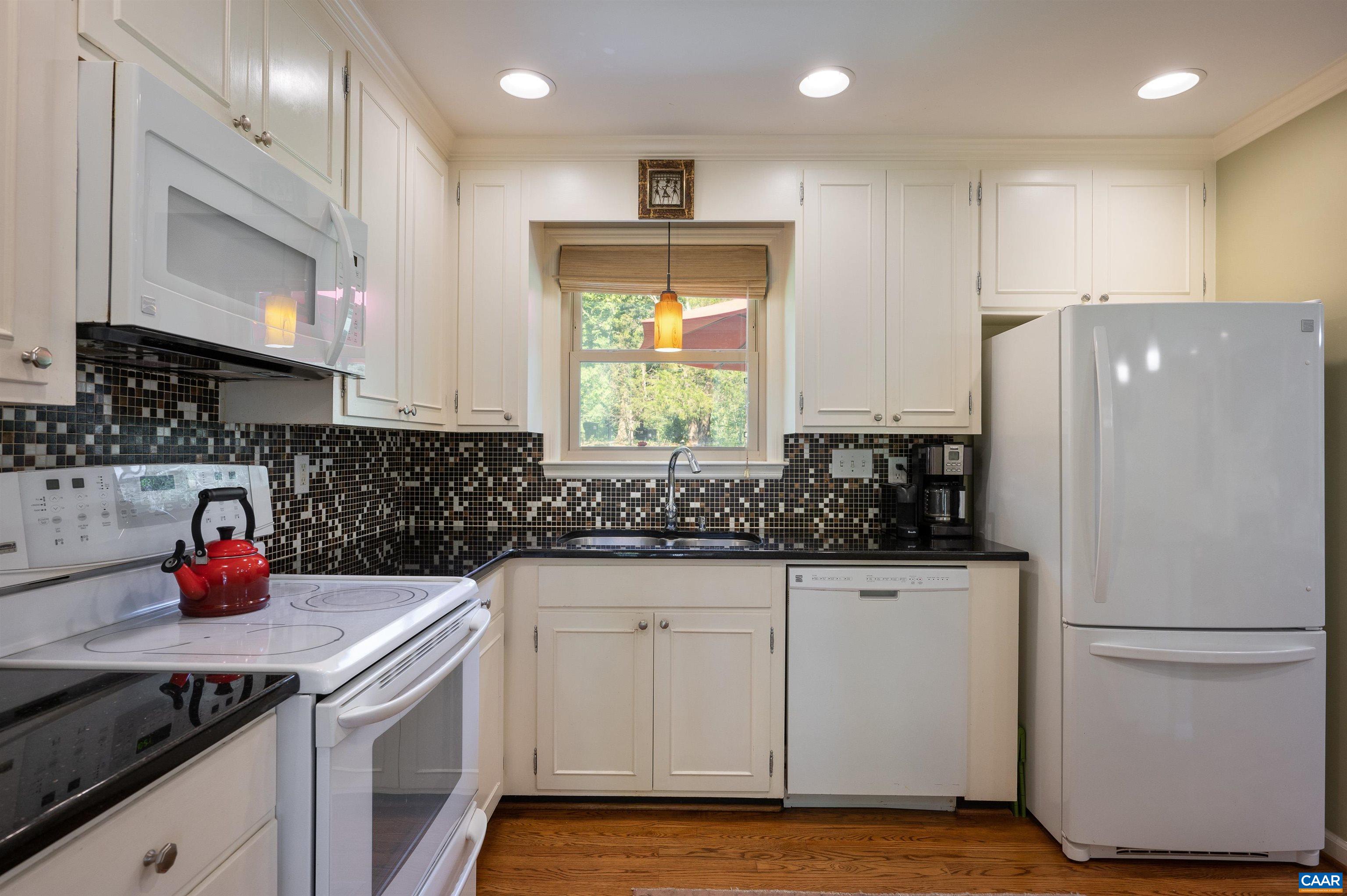 2333 GLENN CT