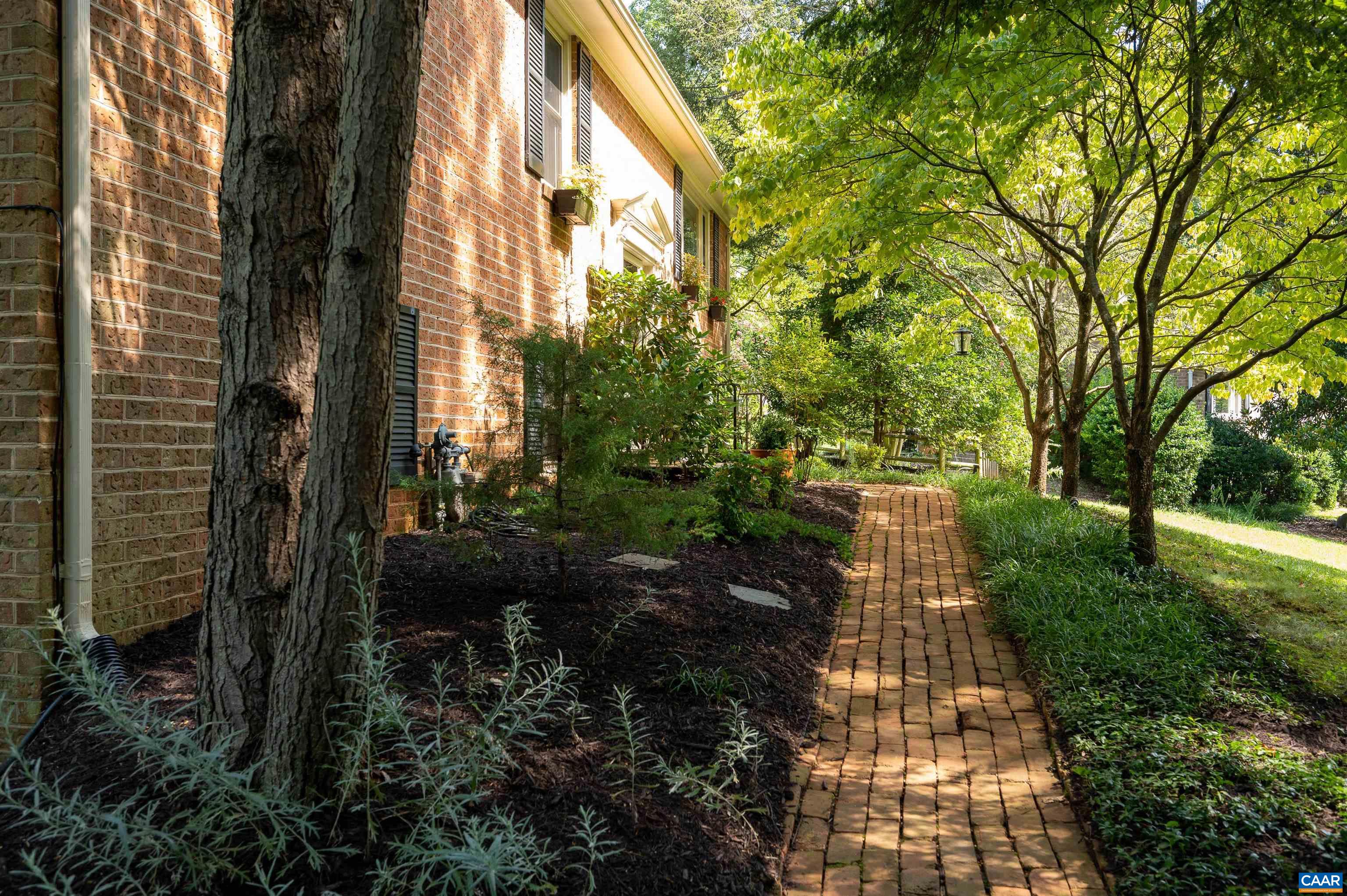 2333 GLENN CT