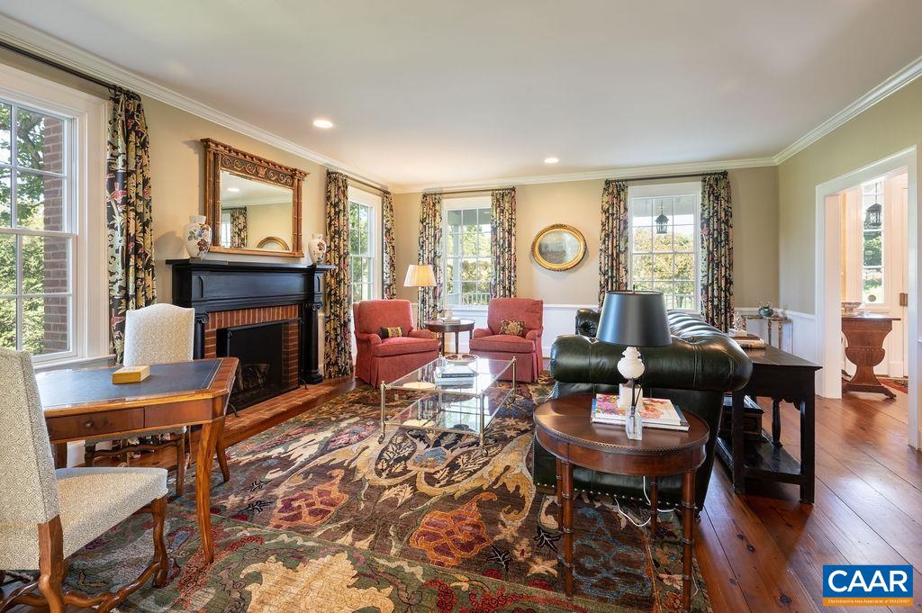 985 BARRACKS FARM RD