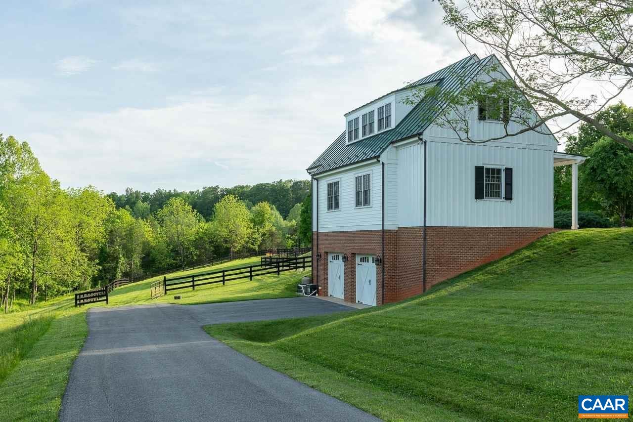 985 BARRACKS FARM RD