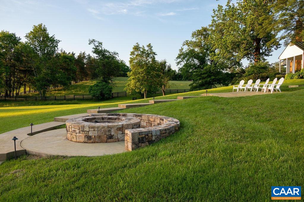 985 BARRACKS FARM RD