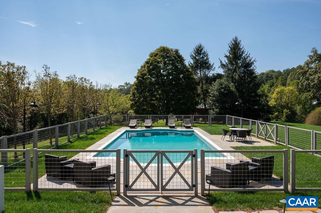 985 BARRACKS FARM RD