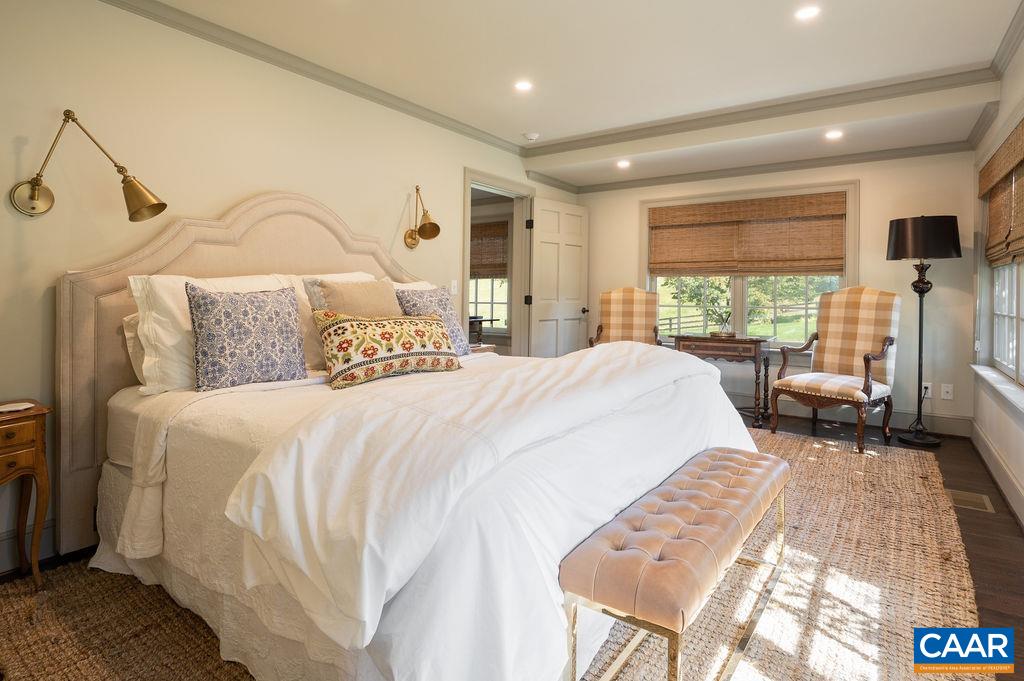 985 BARRACKS FARM RD