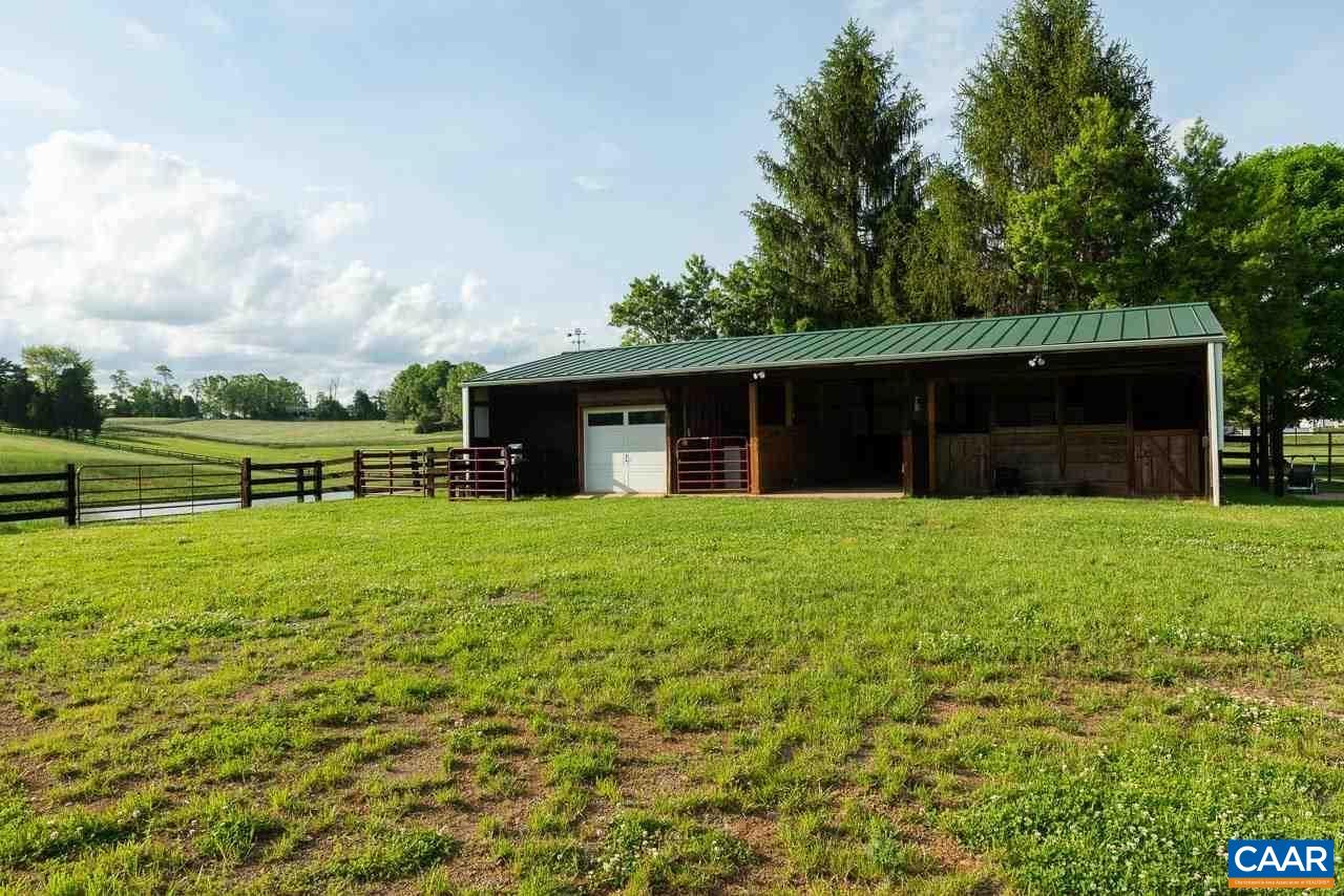 985 BARRACKS FARM RD