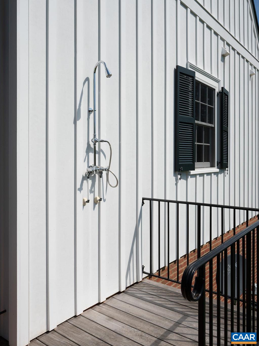 985 BARRACKS FARM RD