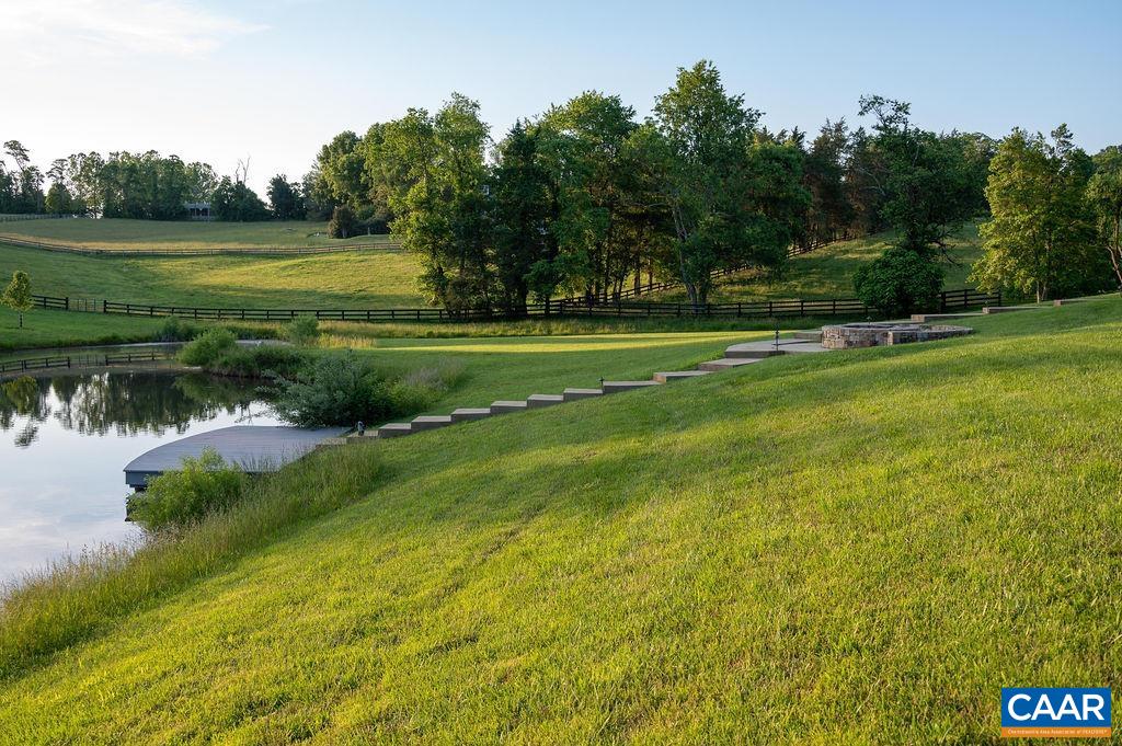 985 BARRACKS FARM RD