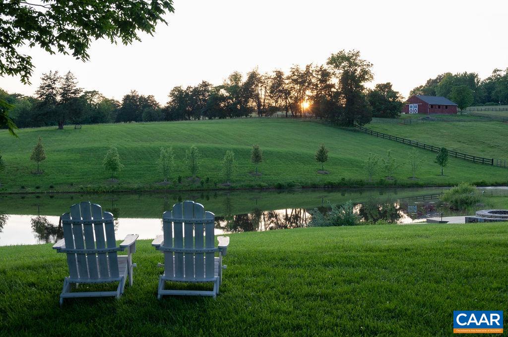 985 BARRACKS FARM RD