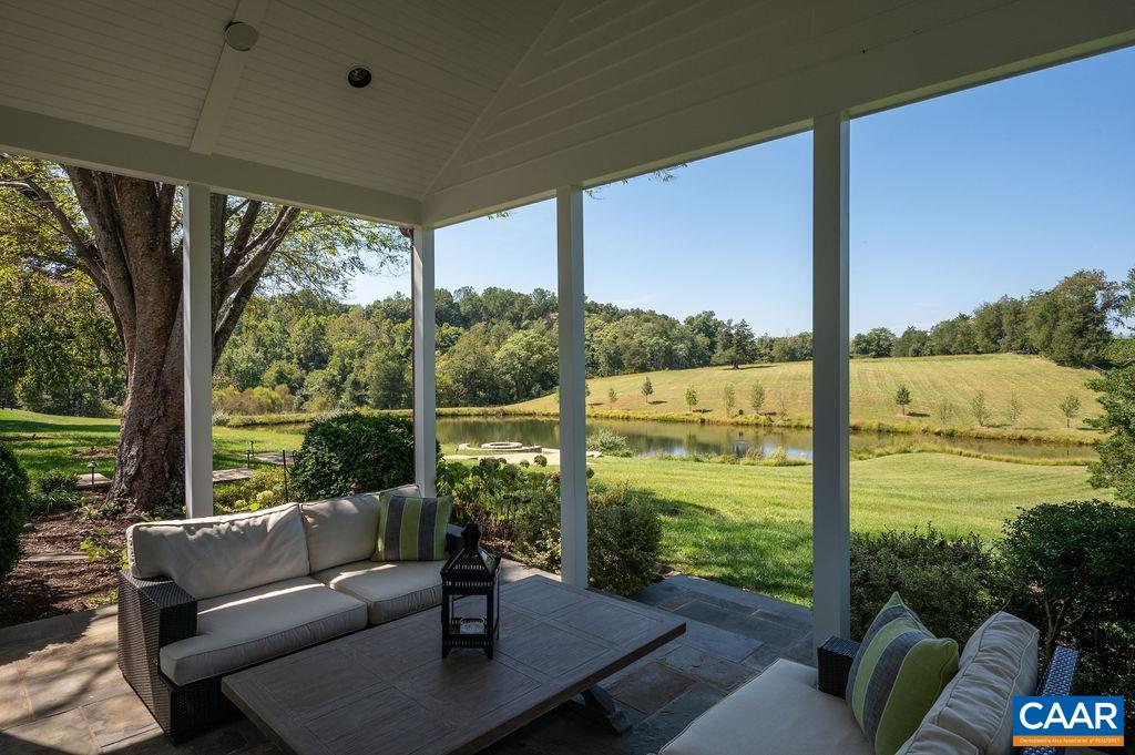 985 BARRACKS FARM RD