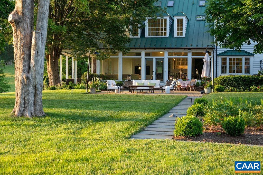 985 BARRACKS FARM RD