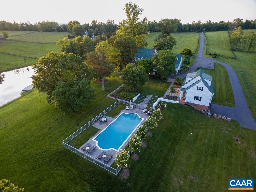 985 BARRACKS FARM RD