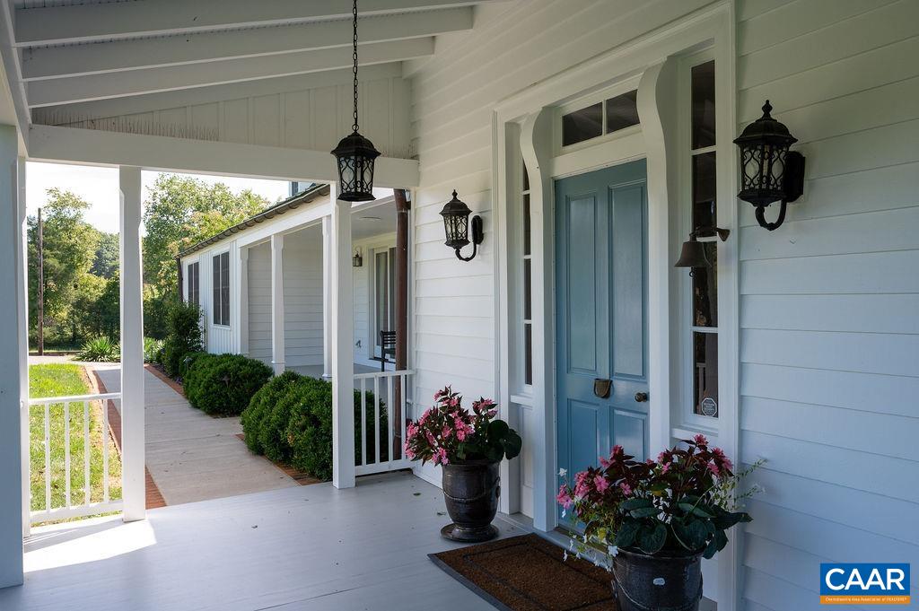 985 BARRACKS FARM RD