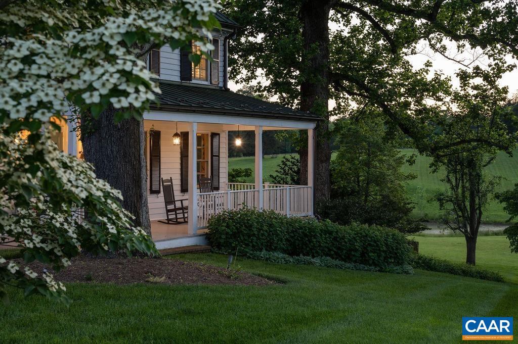 985 BARRACKS FARM RD