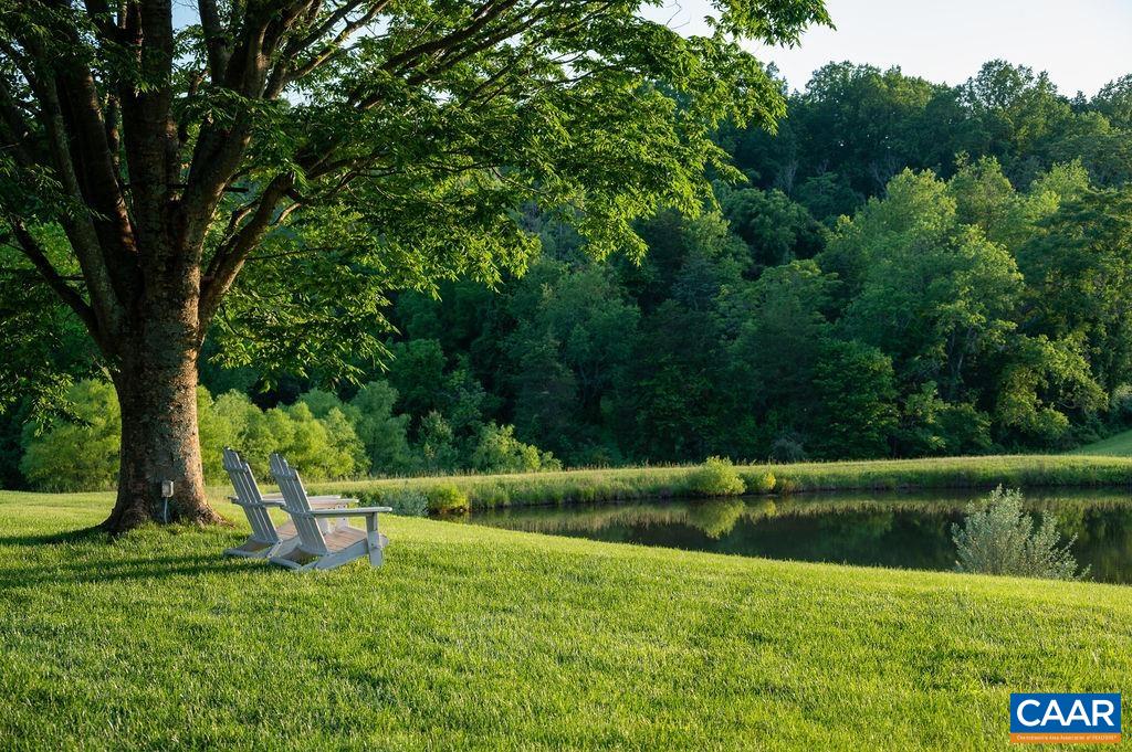 985 BARRACKS FARM RD