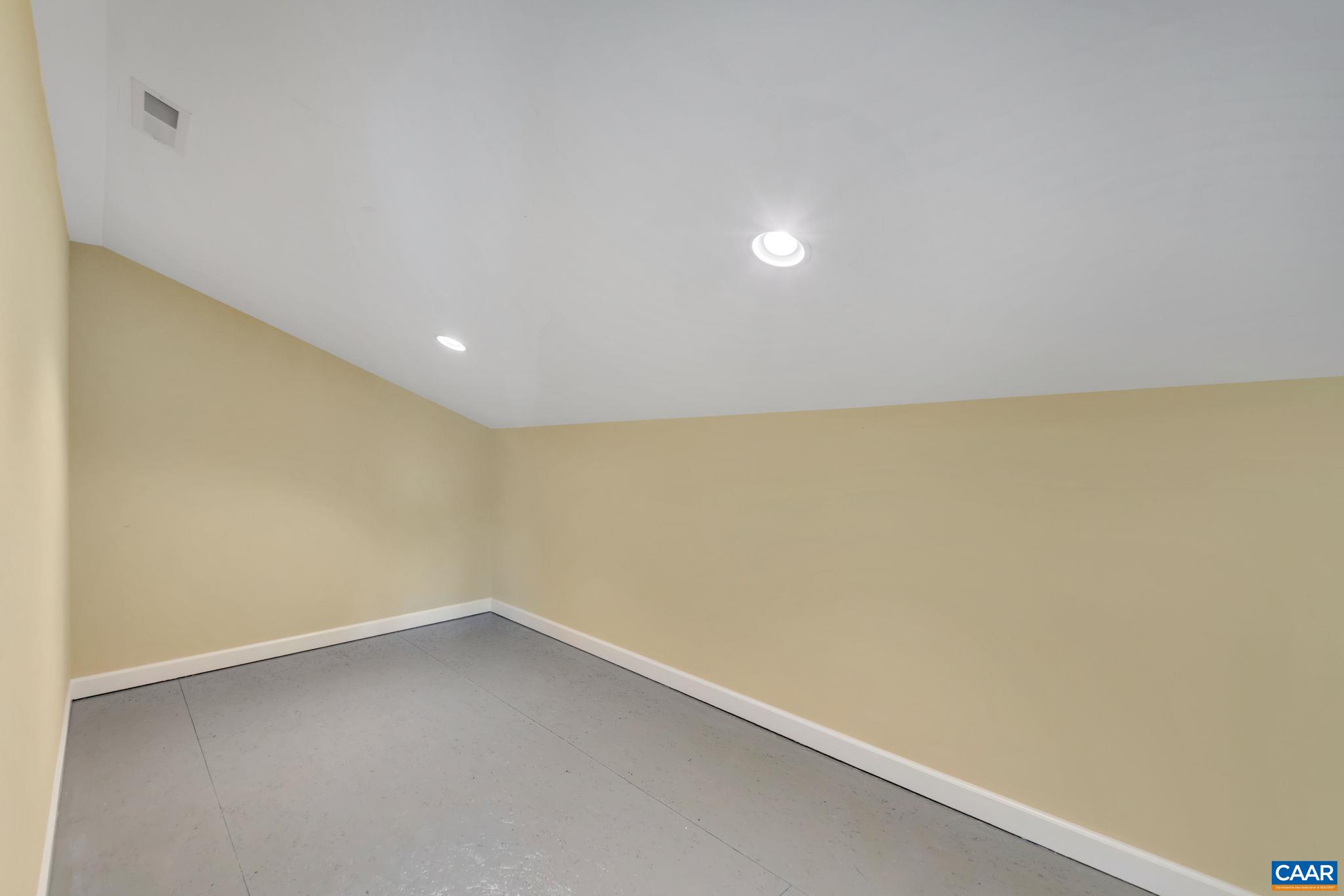 30 MULLIGAN LN