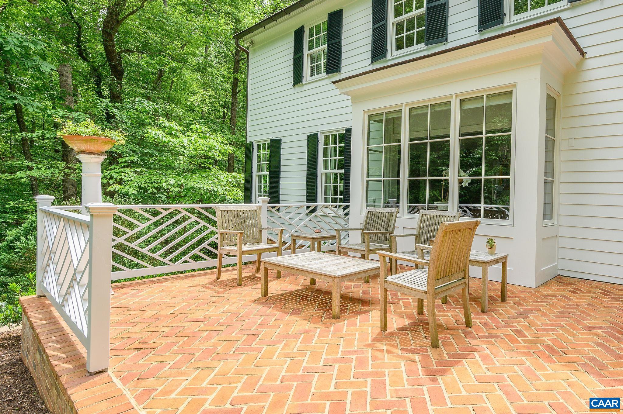 1075 OLD GARTH RD