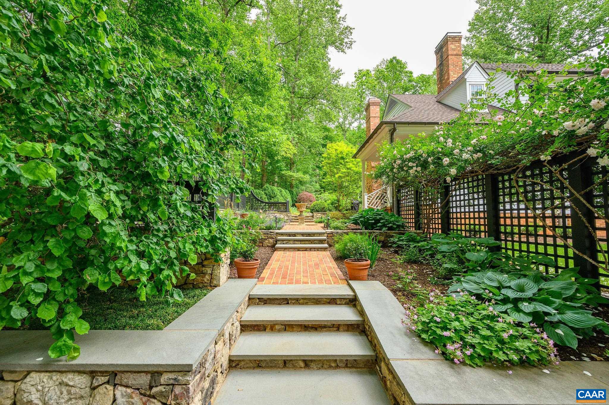 1075 OLD GARTH RD