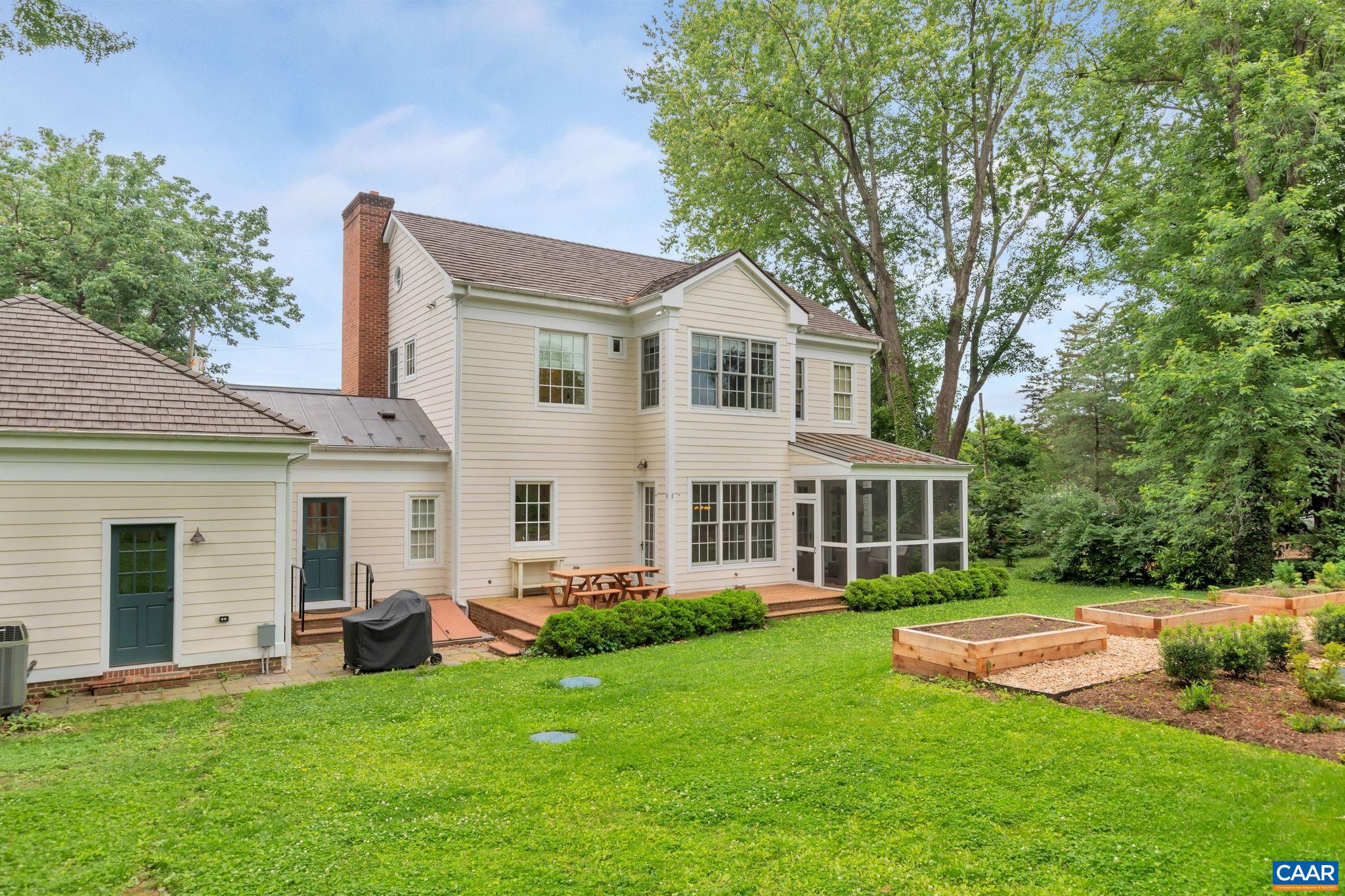 221 WINE ST