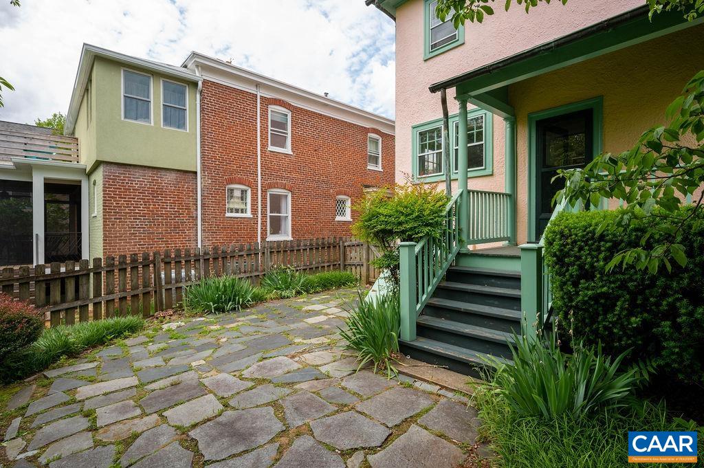 1026 LOCUST AVE