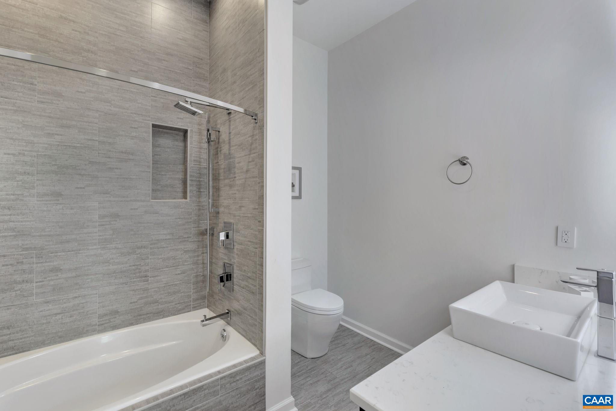740 WALKER SQ Unit: 4B