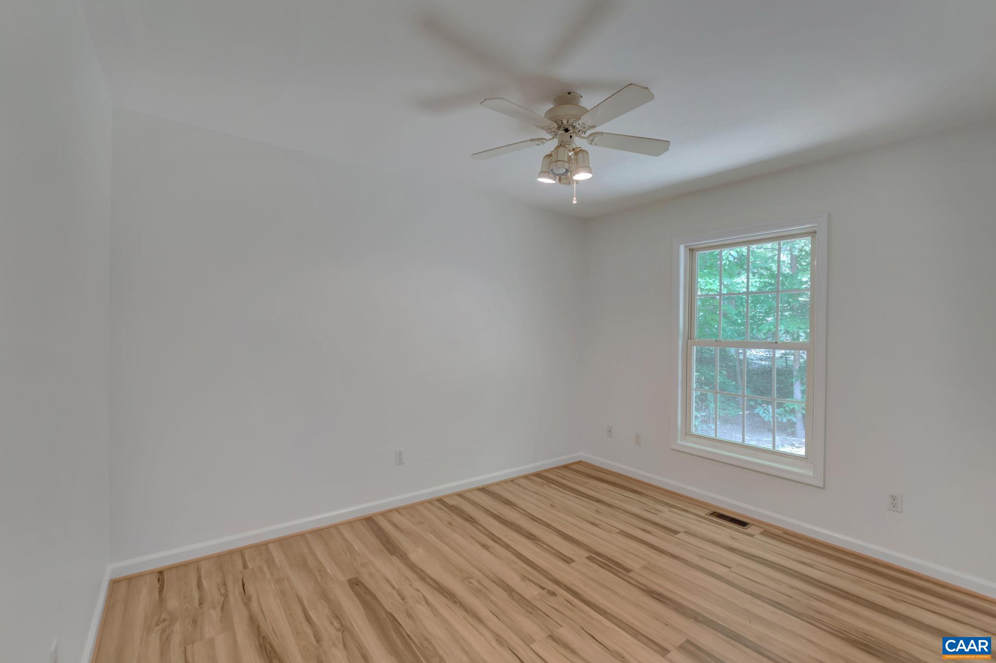 33 JENNINGS DR