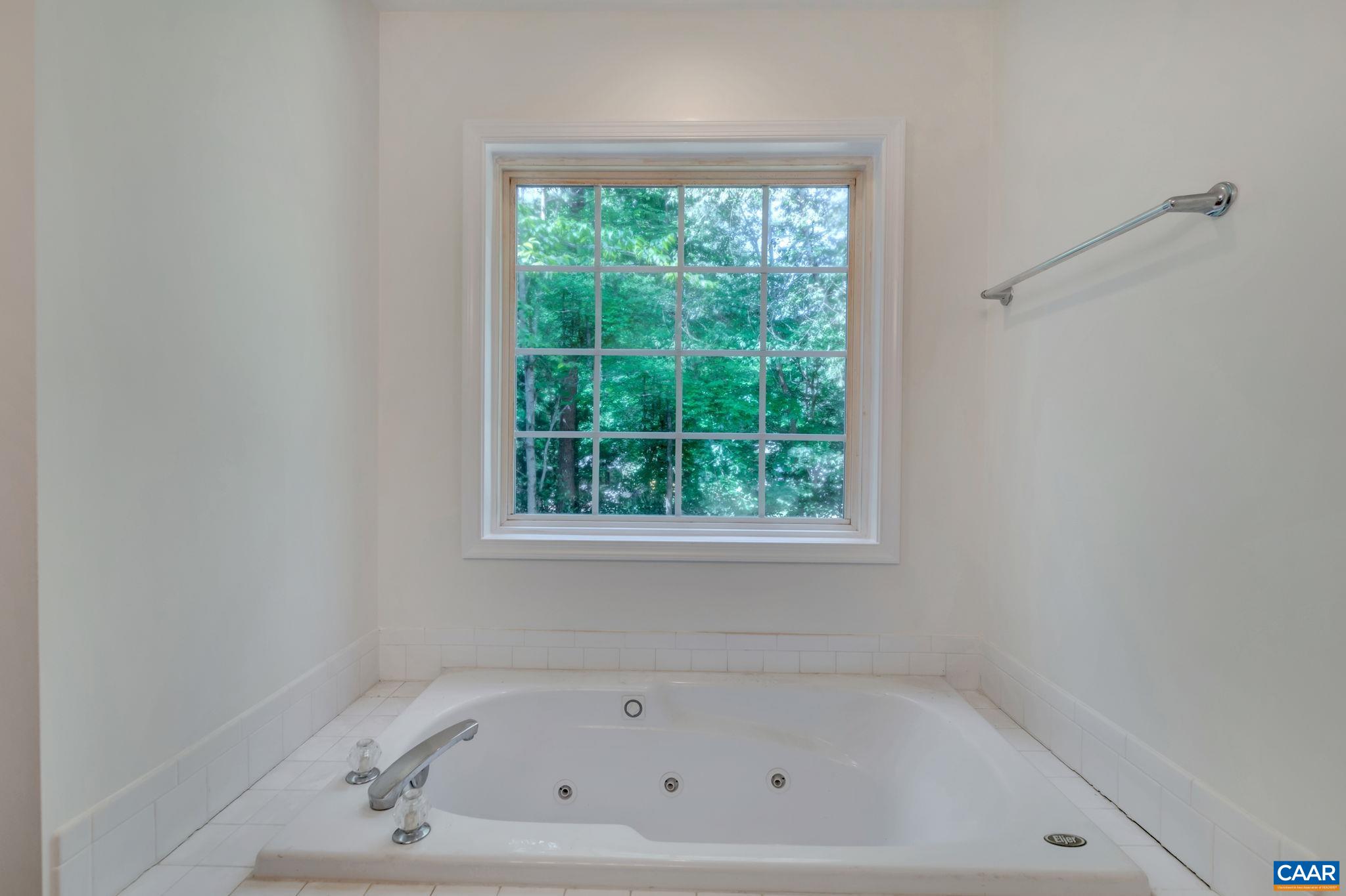 33 JENNINGS DR