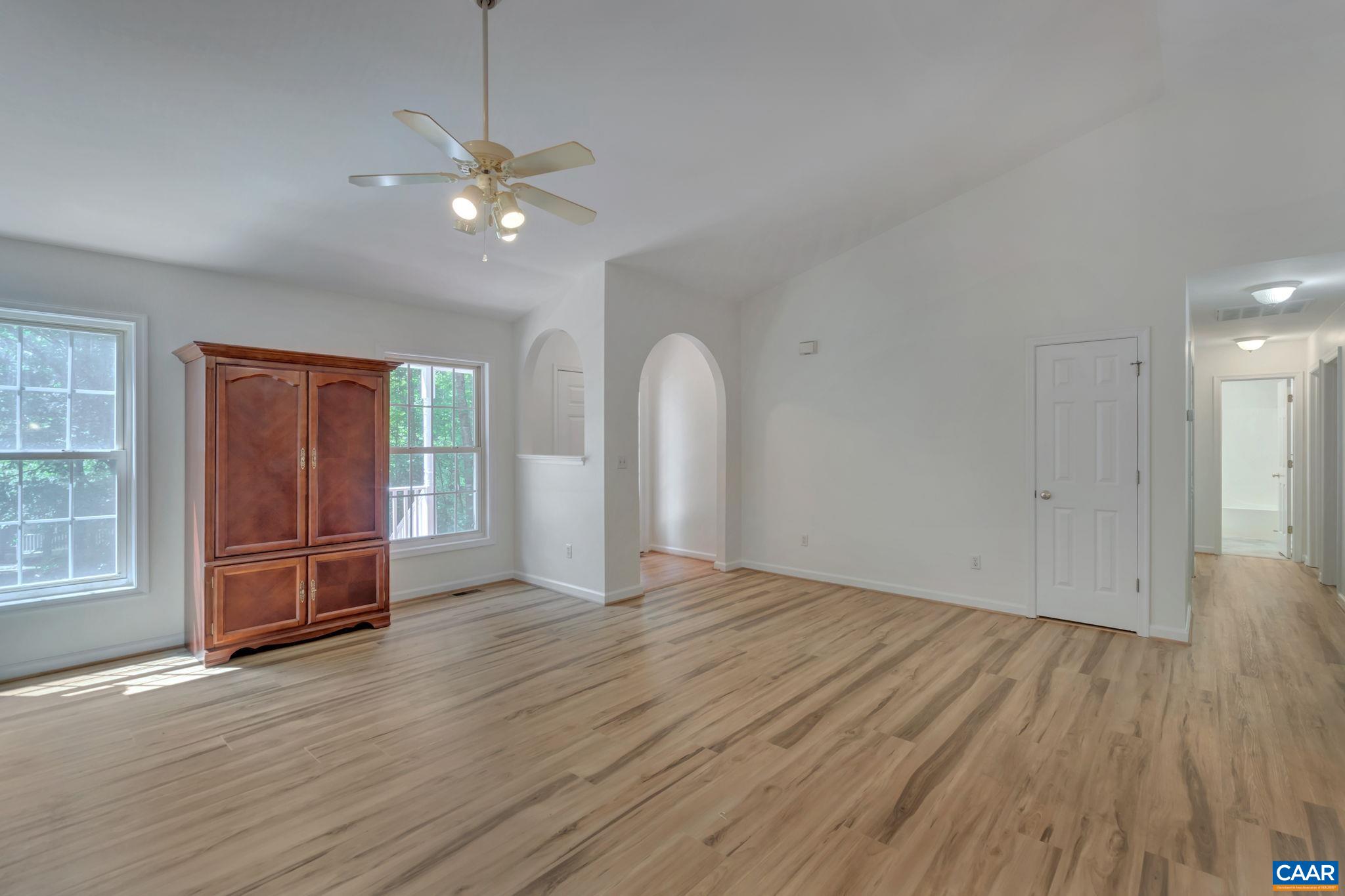 33 JENNINGS DR