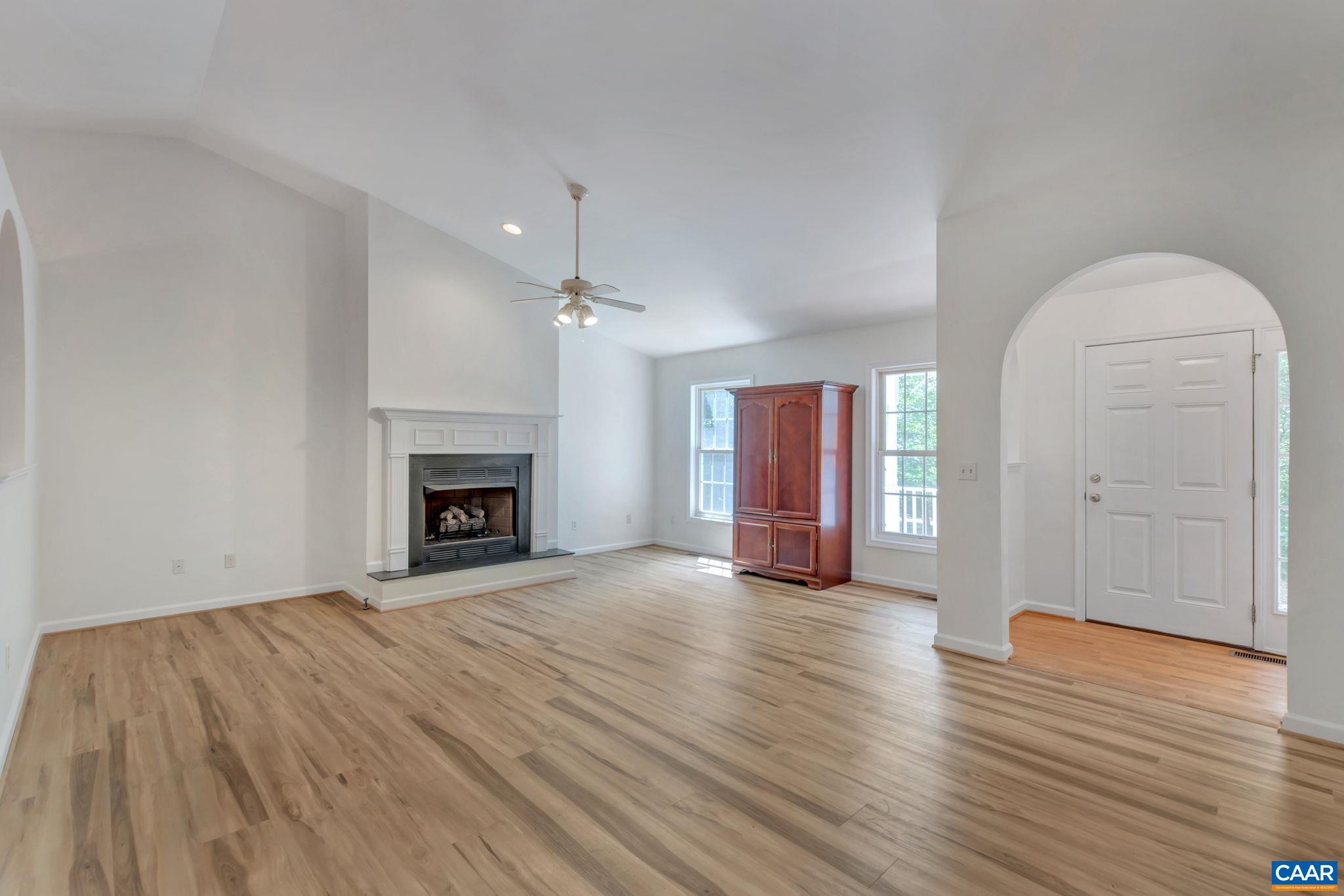 33 JENNINGS DR