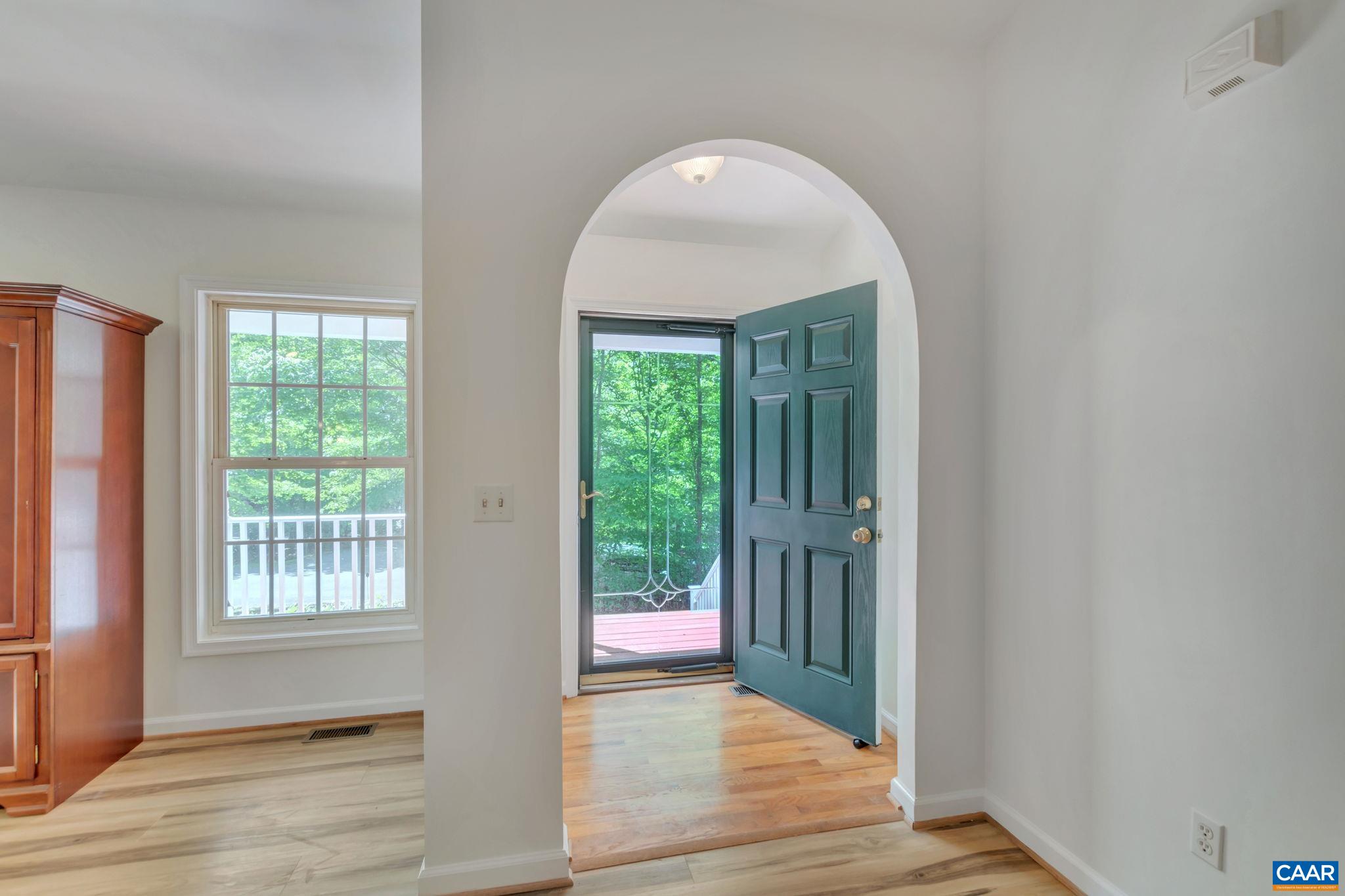 33 JENNINGS DR