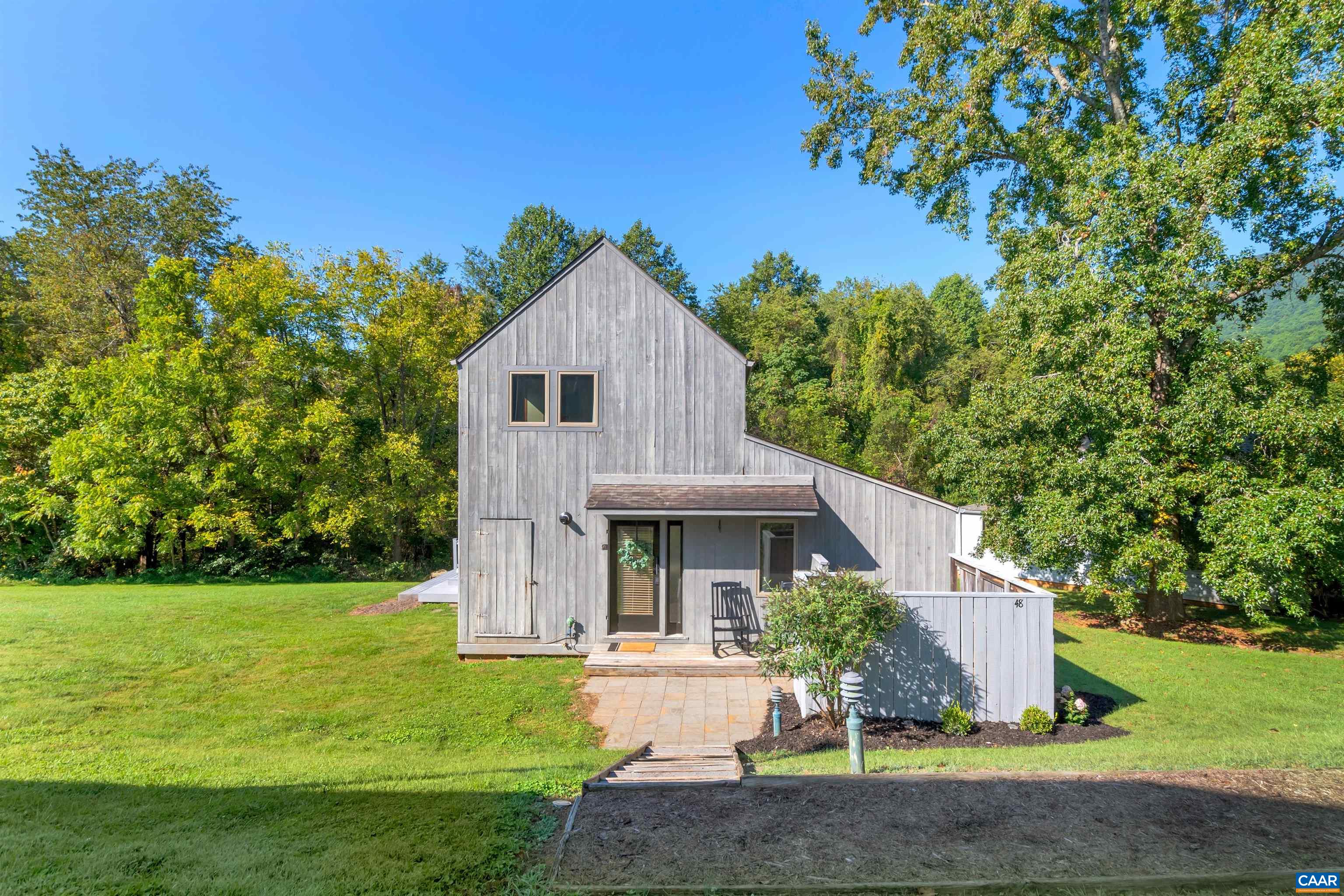 48 MEADOW LN