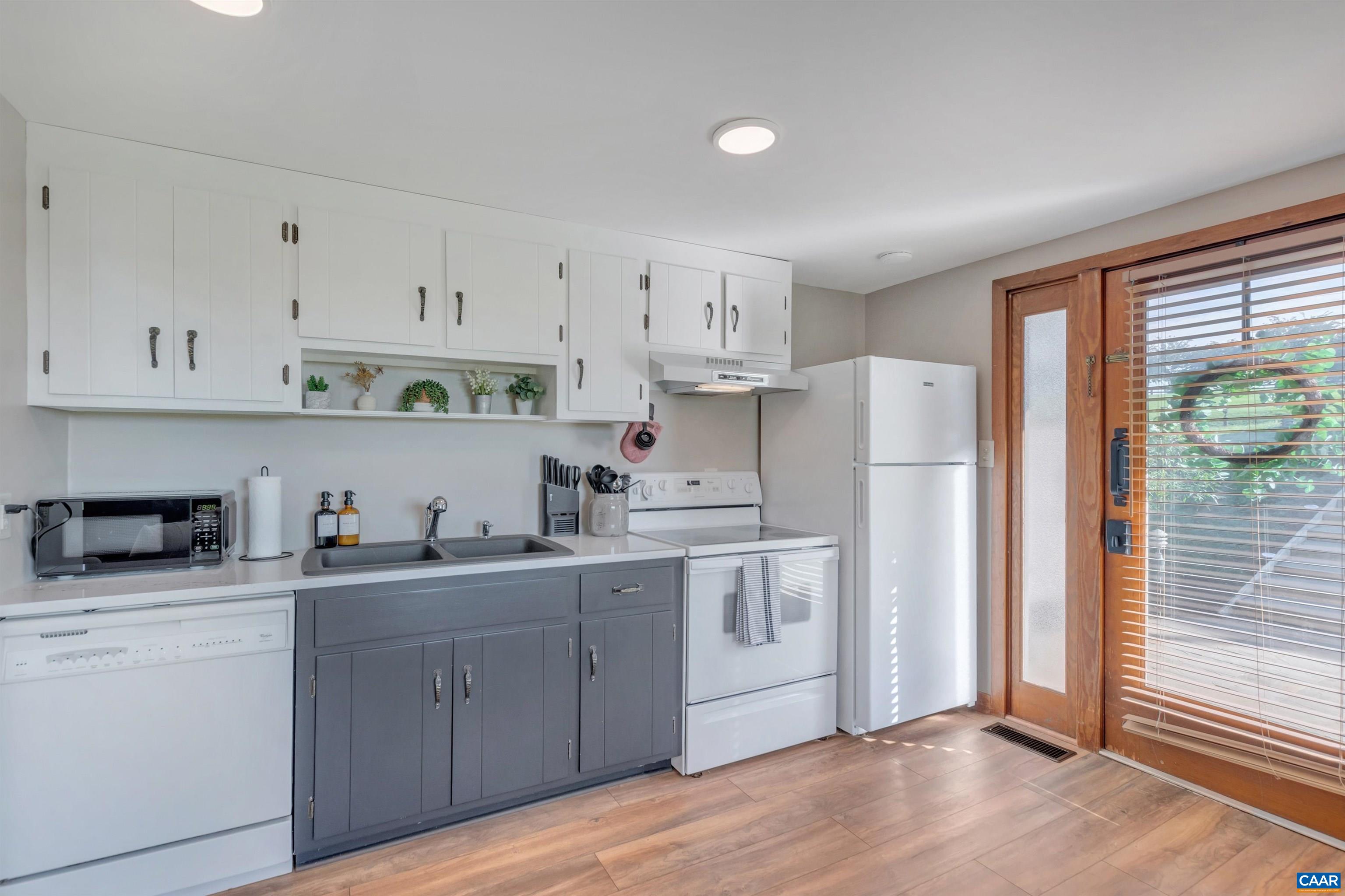 48 MEADOW LN