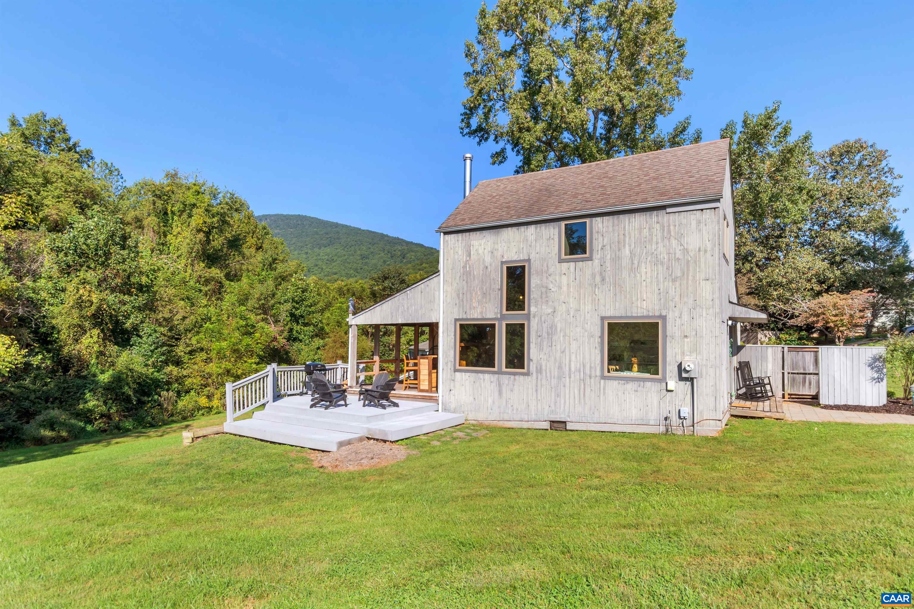 48 MEADOW LN