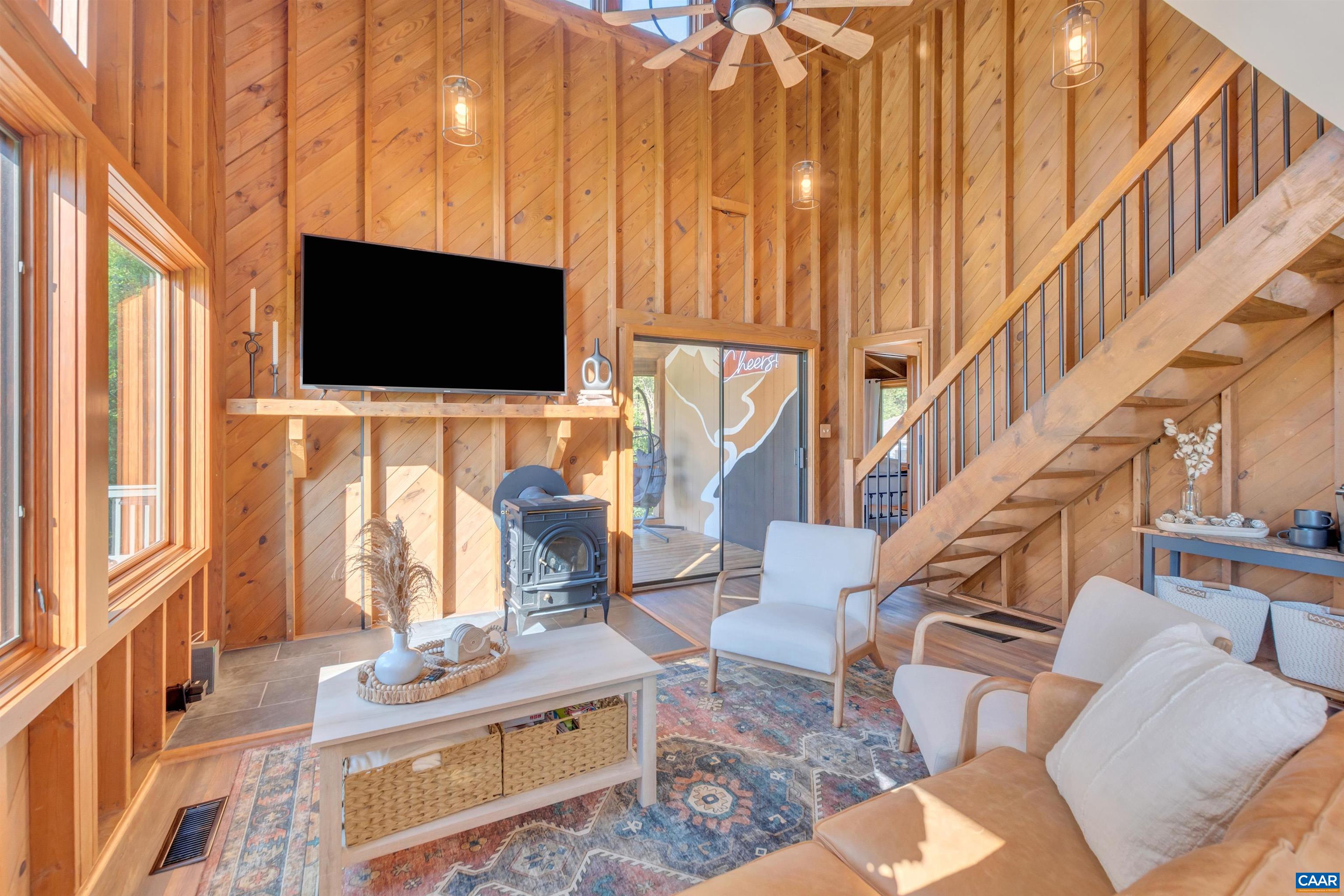 48 MEADOW LN