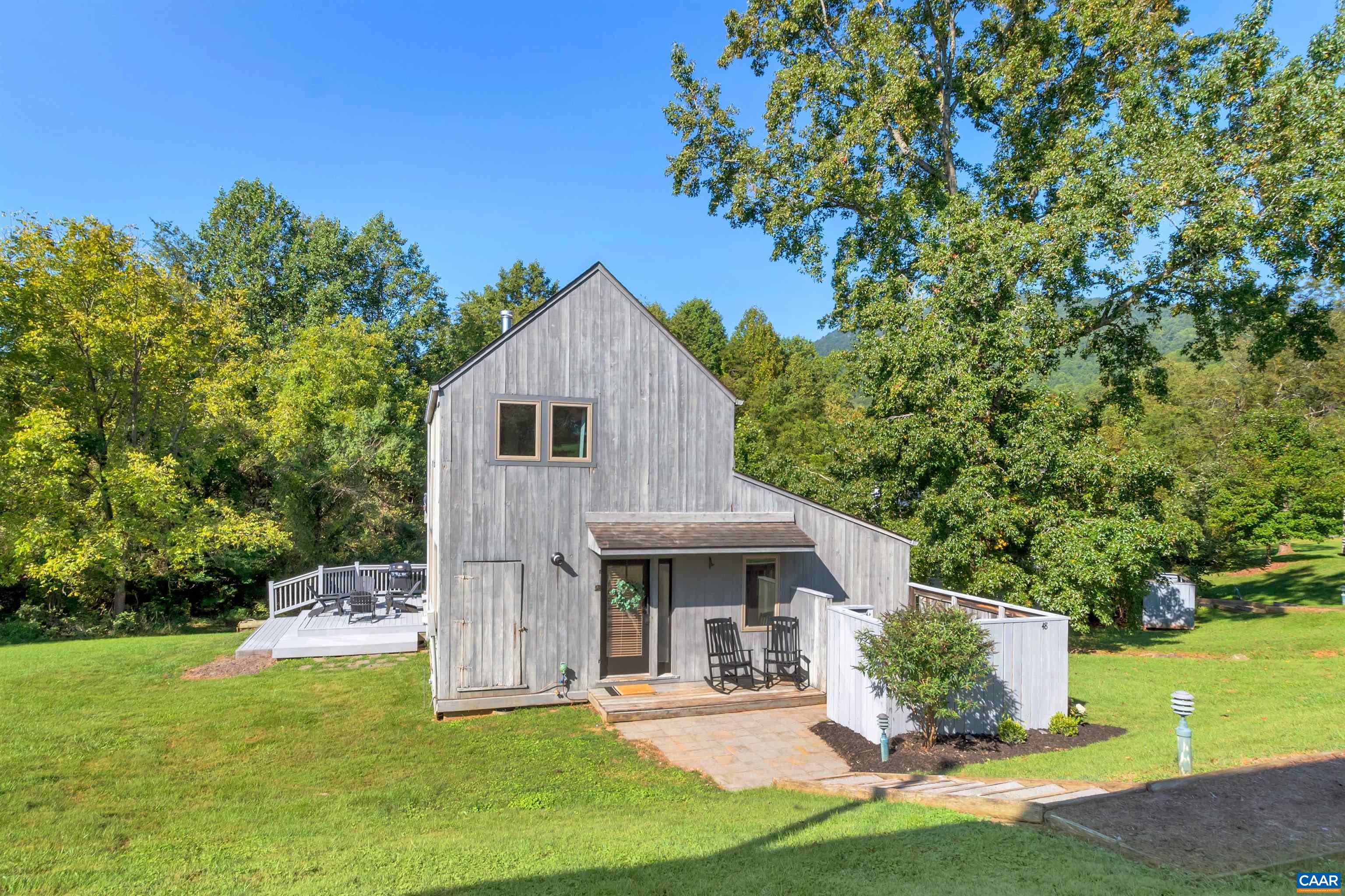48 MEADOW LN