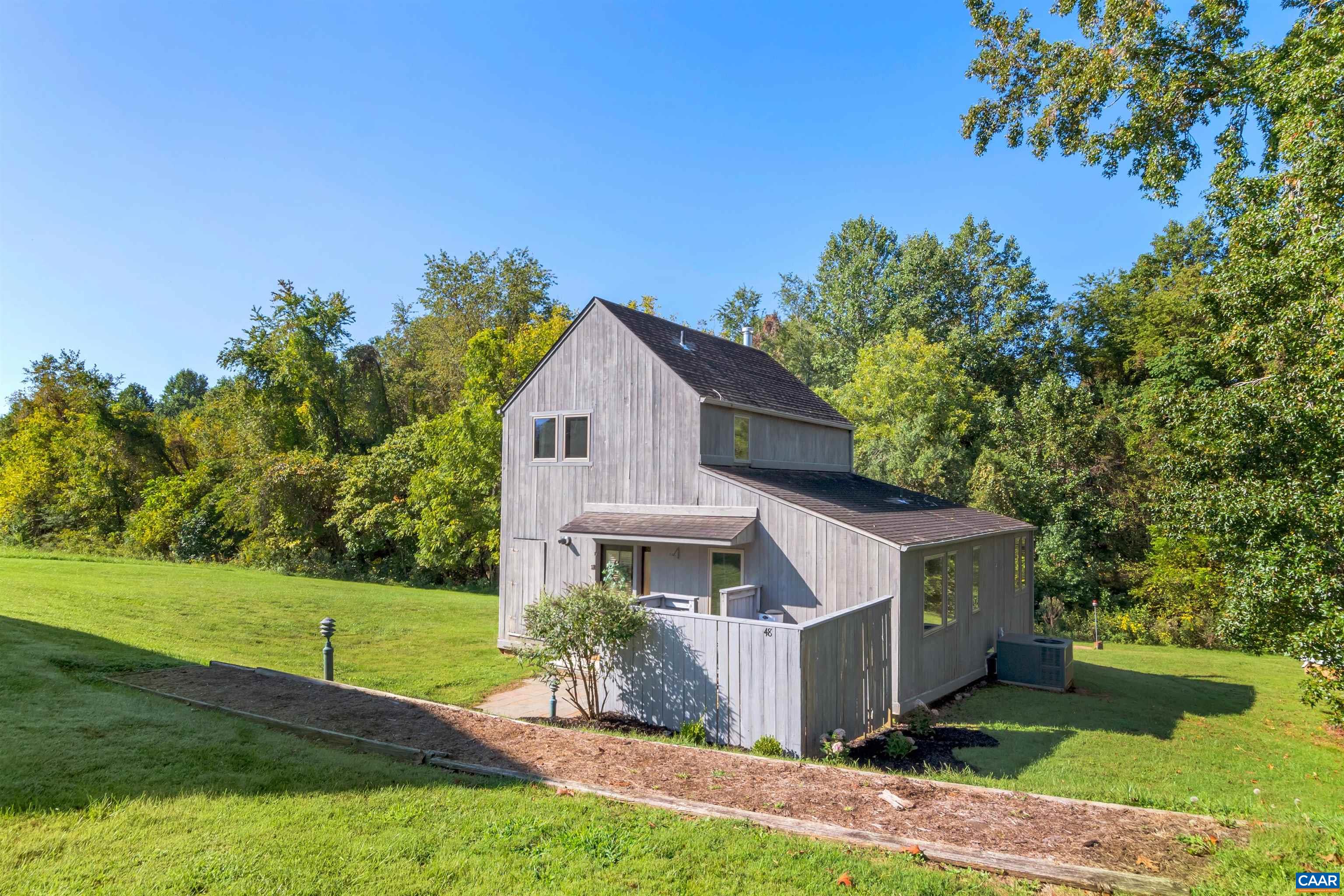 48 MEADOW LN