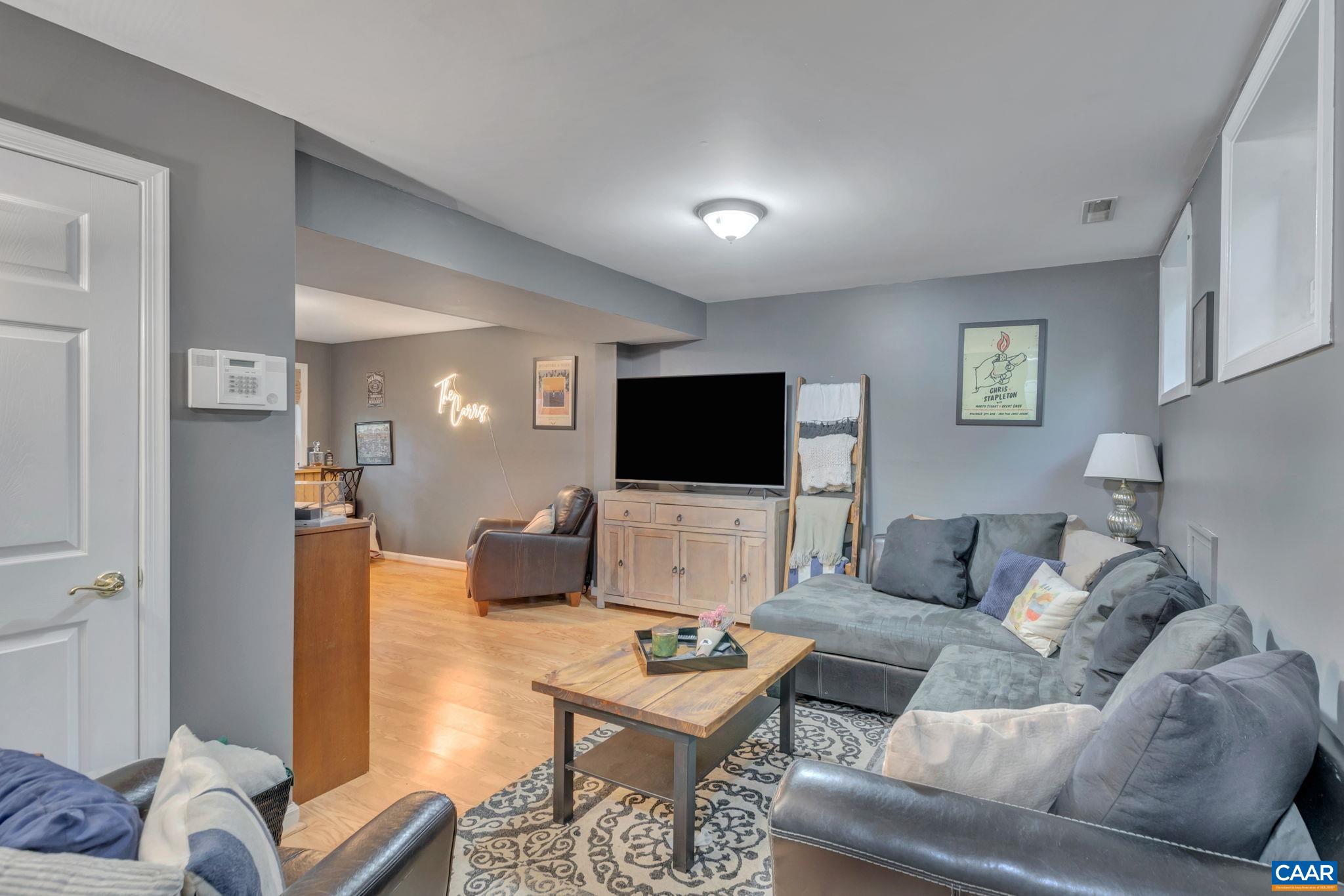 9 COLONIAL RD