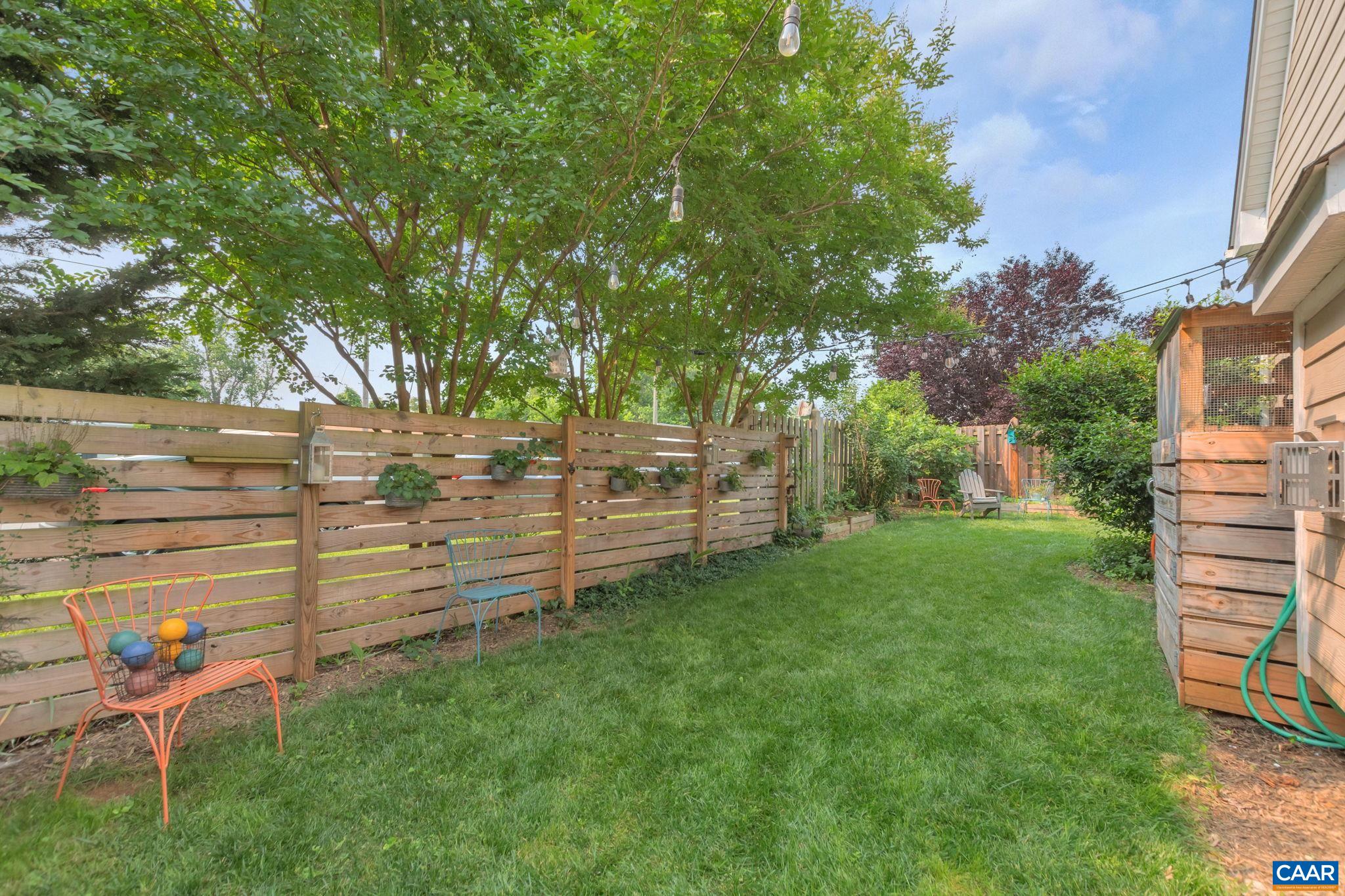 1012 LOCUST LN