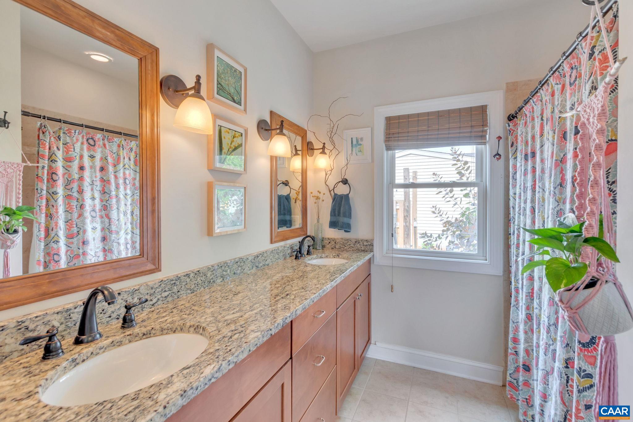 1012 LOCUST LN
