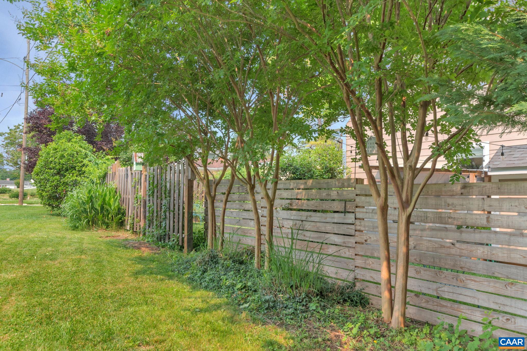 1012 LOCUST LN