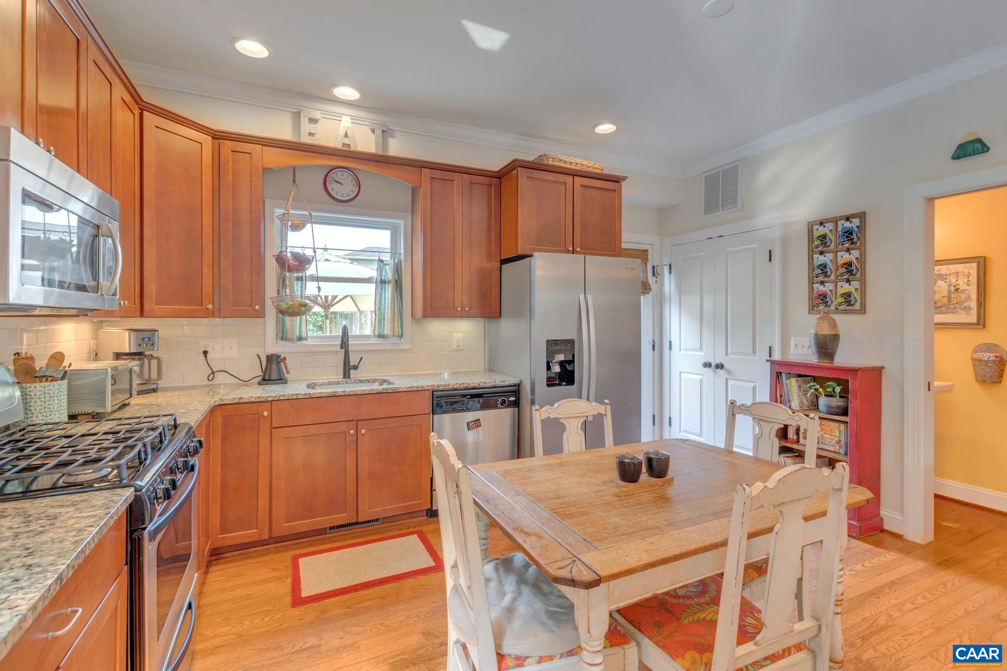 1012 LOCUST LN