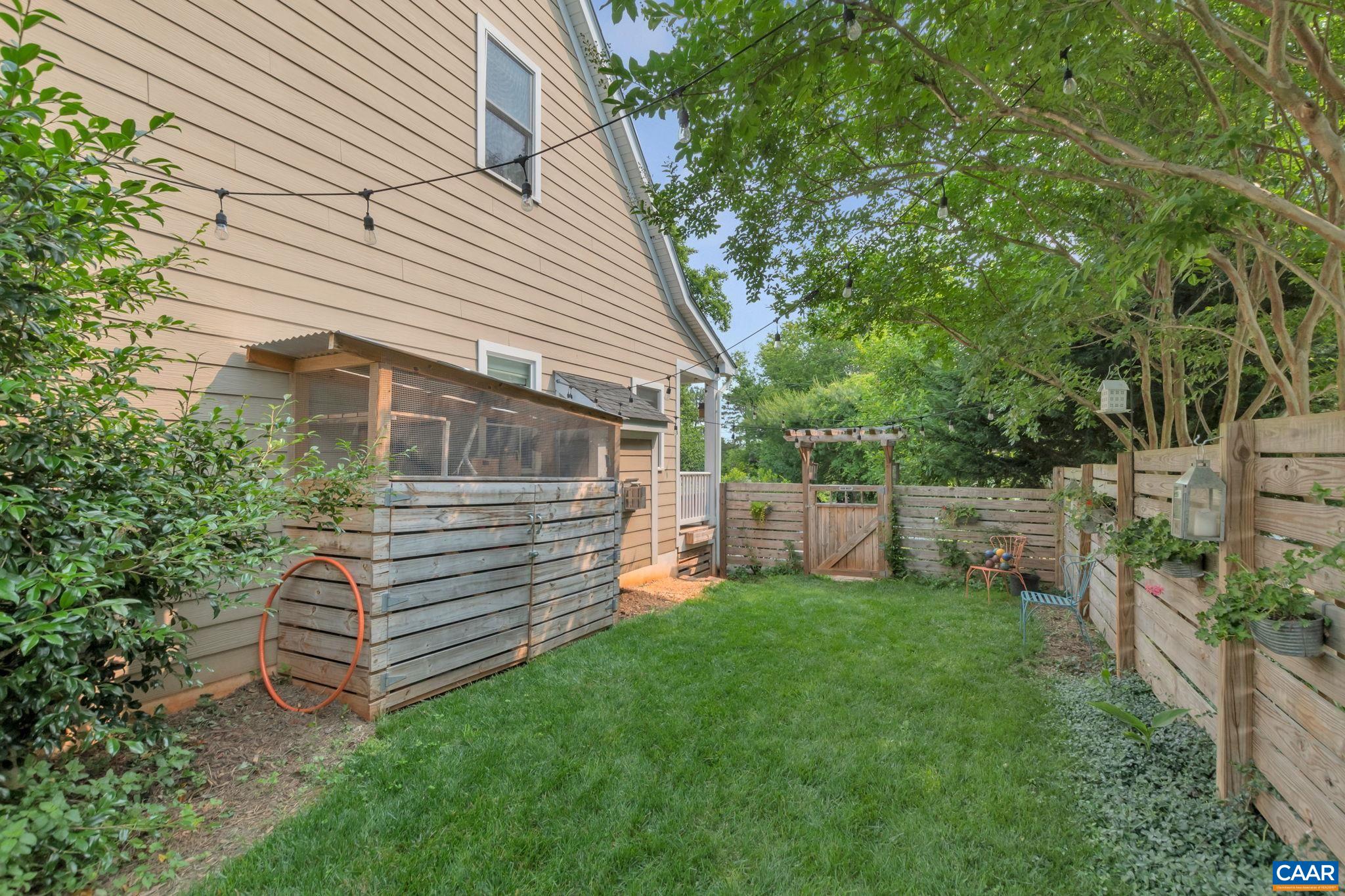1012 LOCUST LN