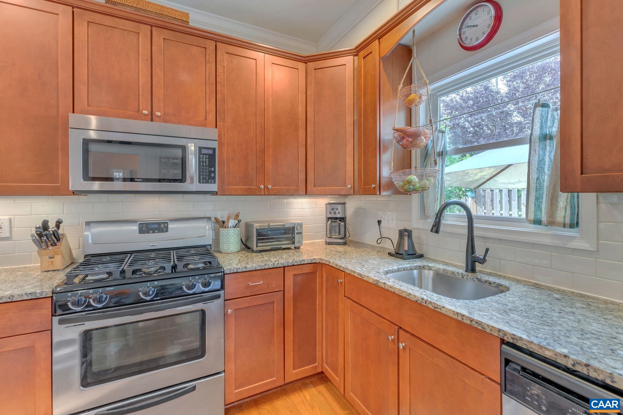 1012 LOCUST LN