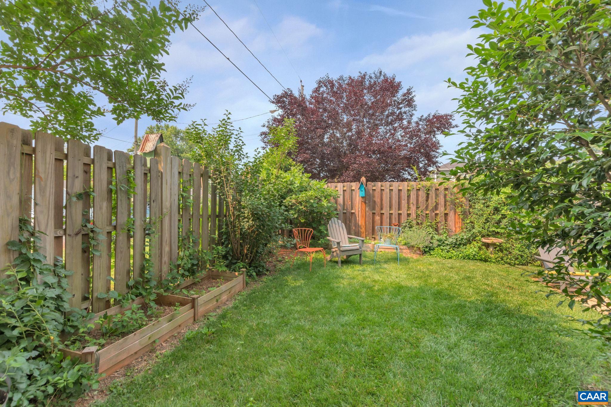1012 LOCUST LN