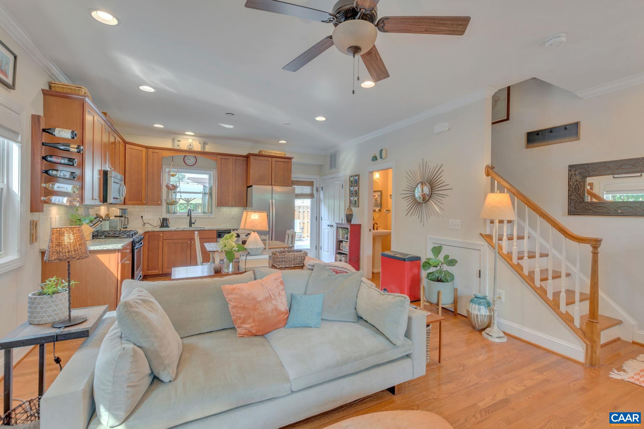 1012 LOCUST LN