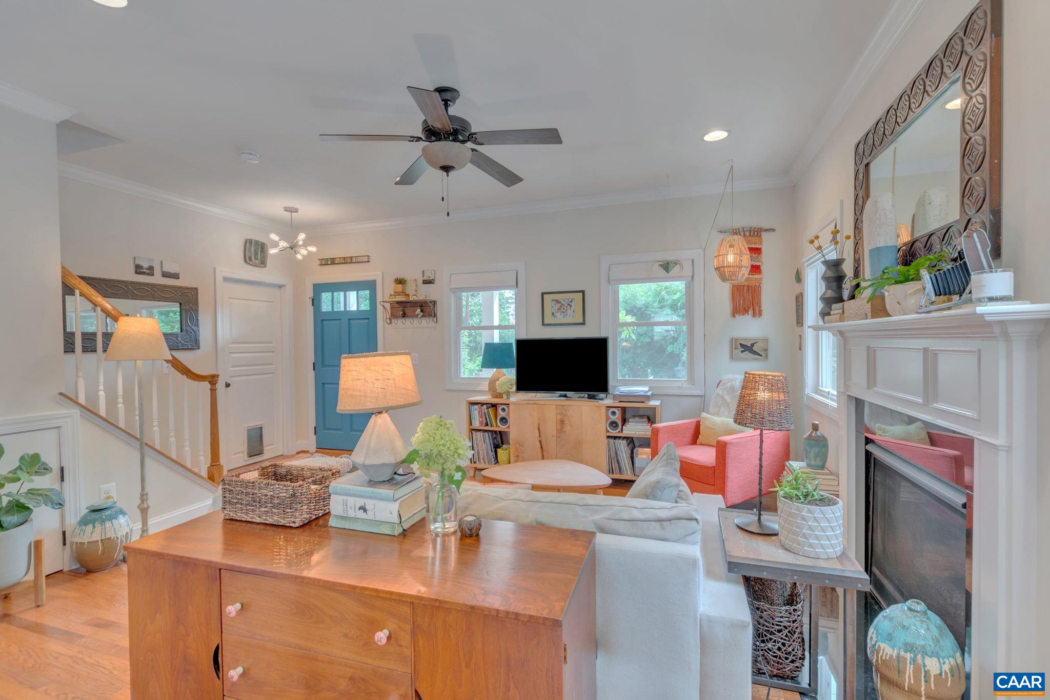 1012 LOCUST LN