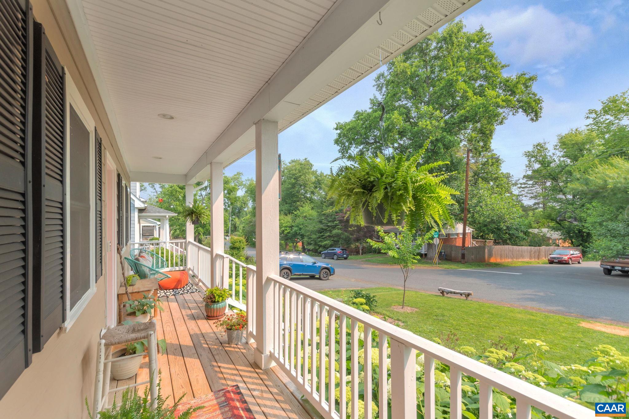 1012 LOCUST LN