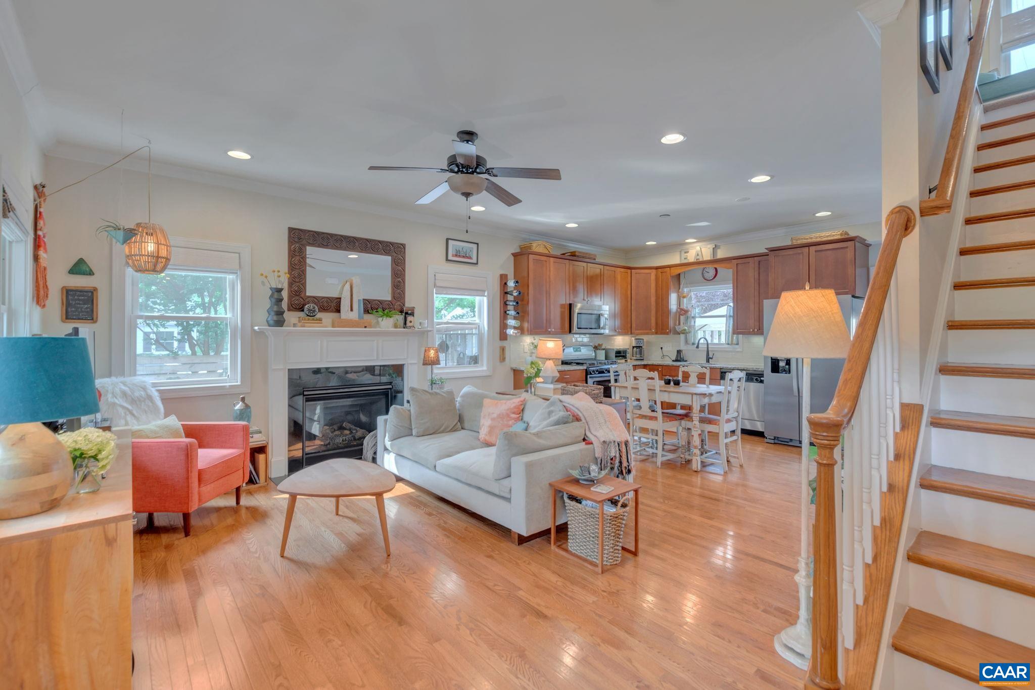 1012 LOCUST LN