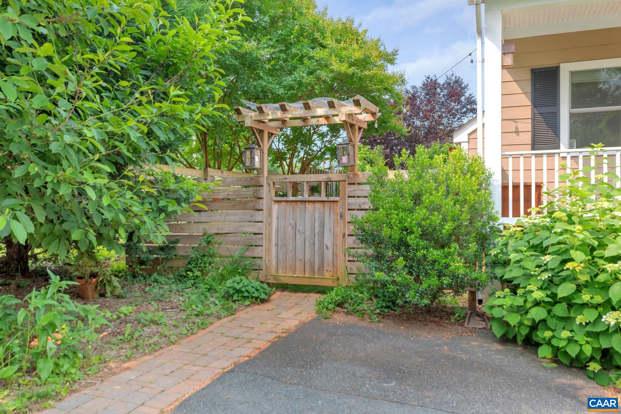 1012 LOCUST LN