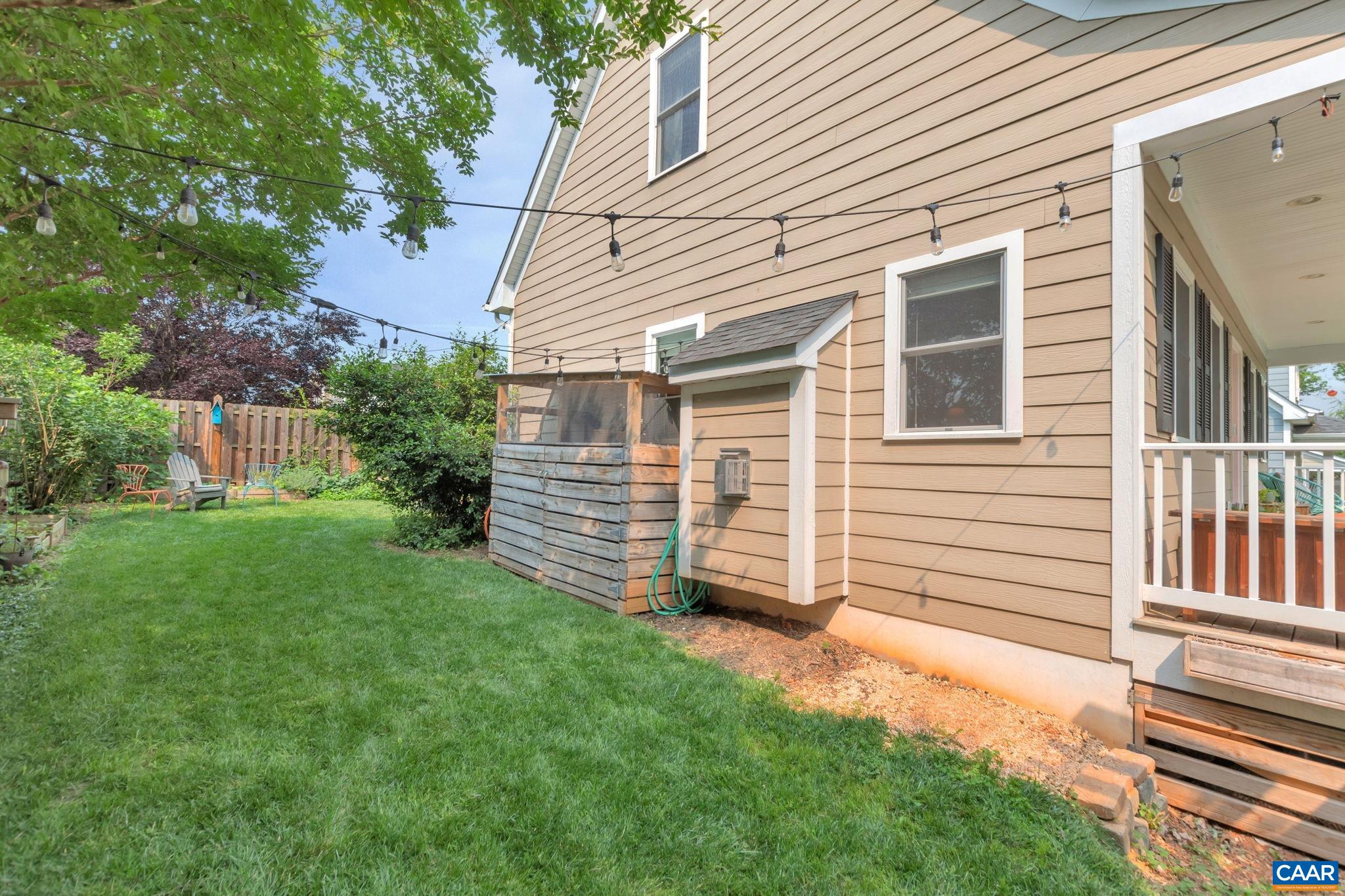1012 LOCUST LN