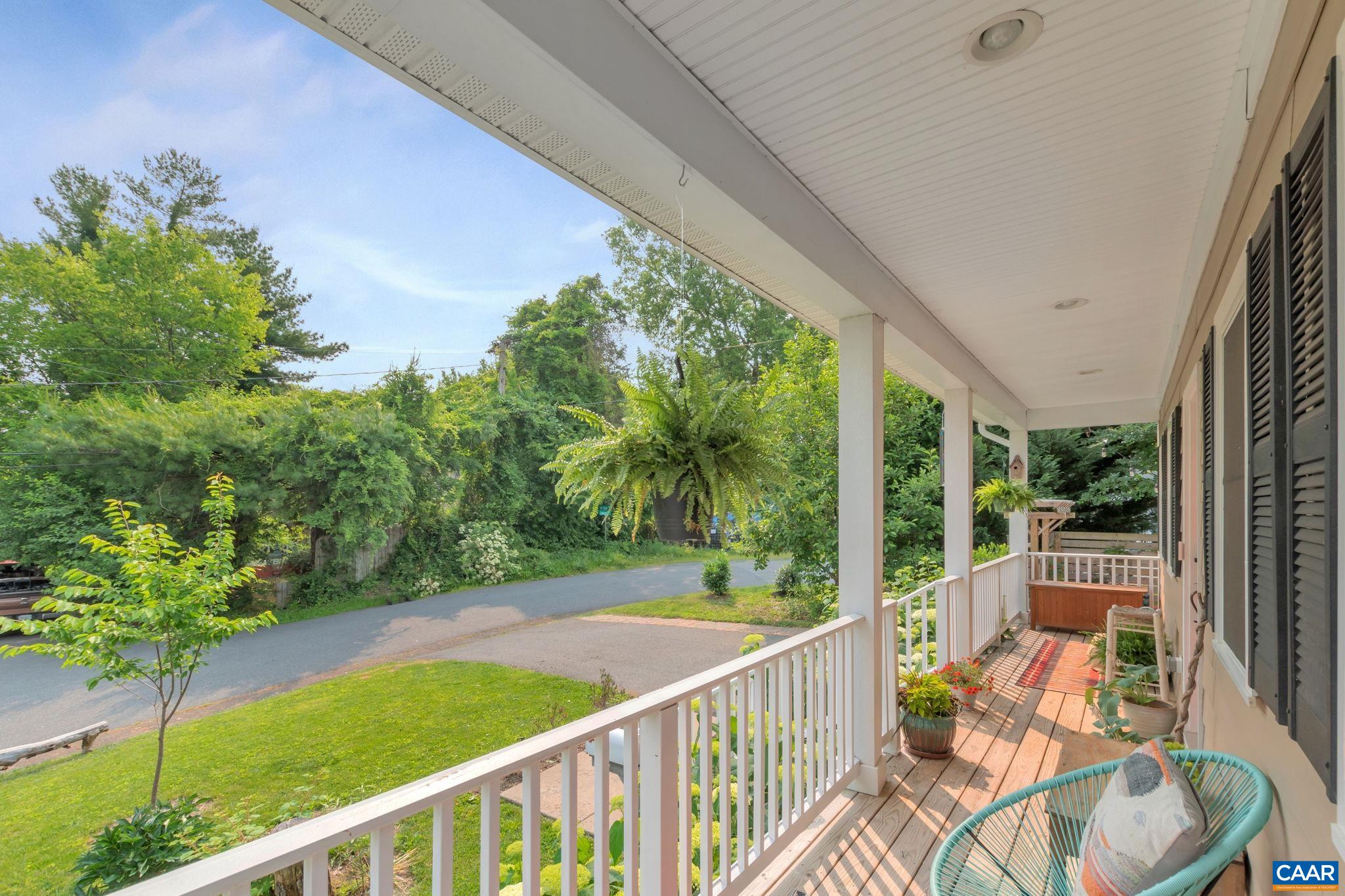 1012 LOCUST LN
