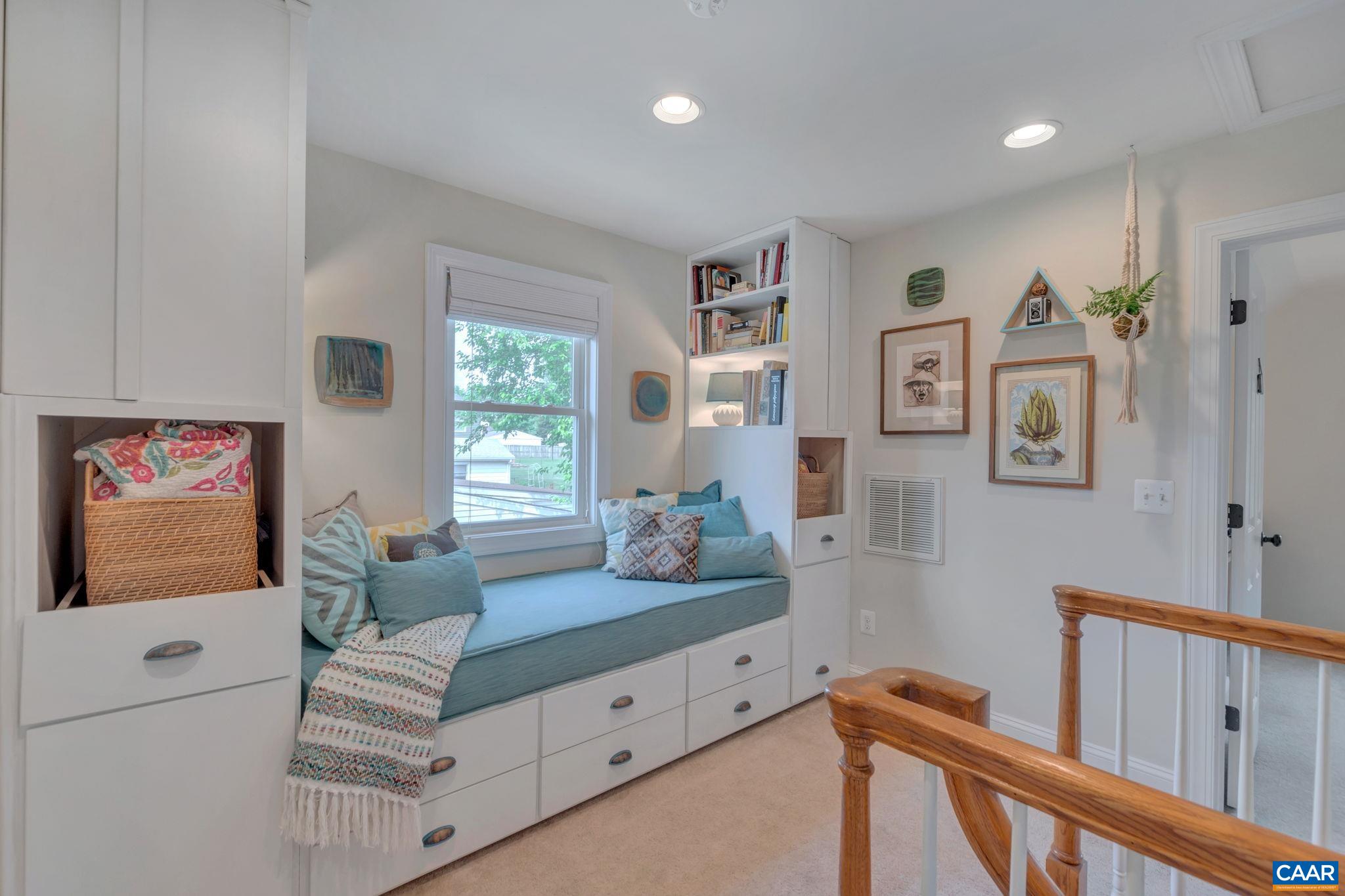 1012 LOCUST LN